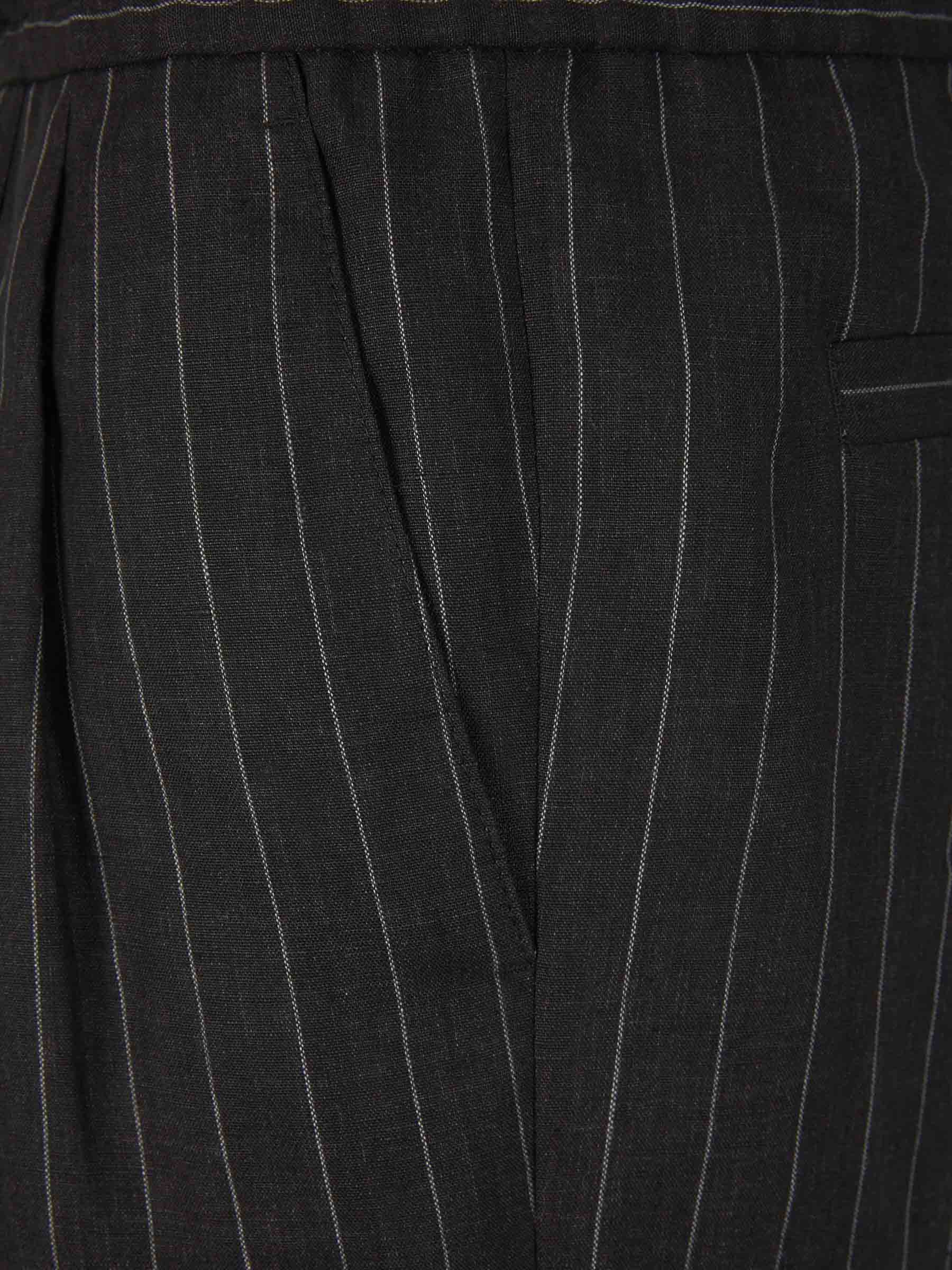 Outlet online Brunello Cucinelli Hombre Bermudas Motivo Rayas Lino color Blanco y Negro sku 523-000924 01 - Foto 3
