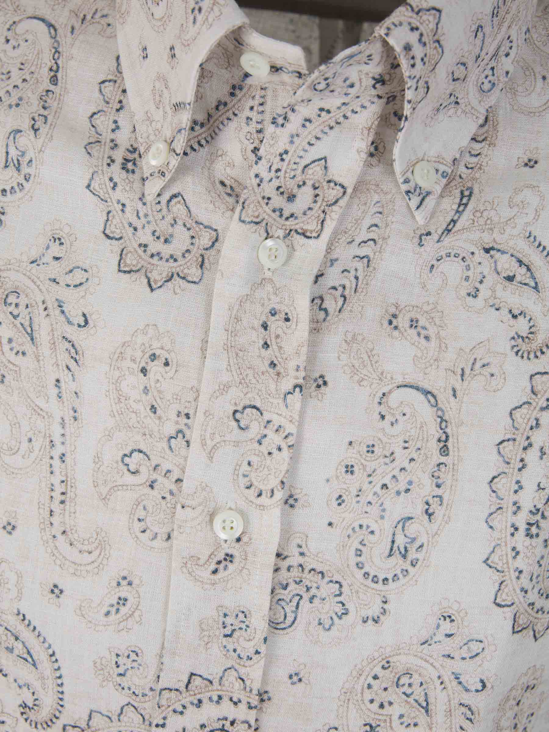 Outlet online Brunello Cucinelli Hombre Camisa Motivo Paisley color Crema sku 531-006178 01 - Foto 3