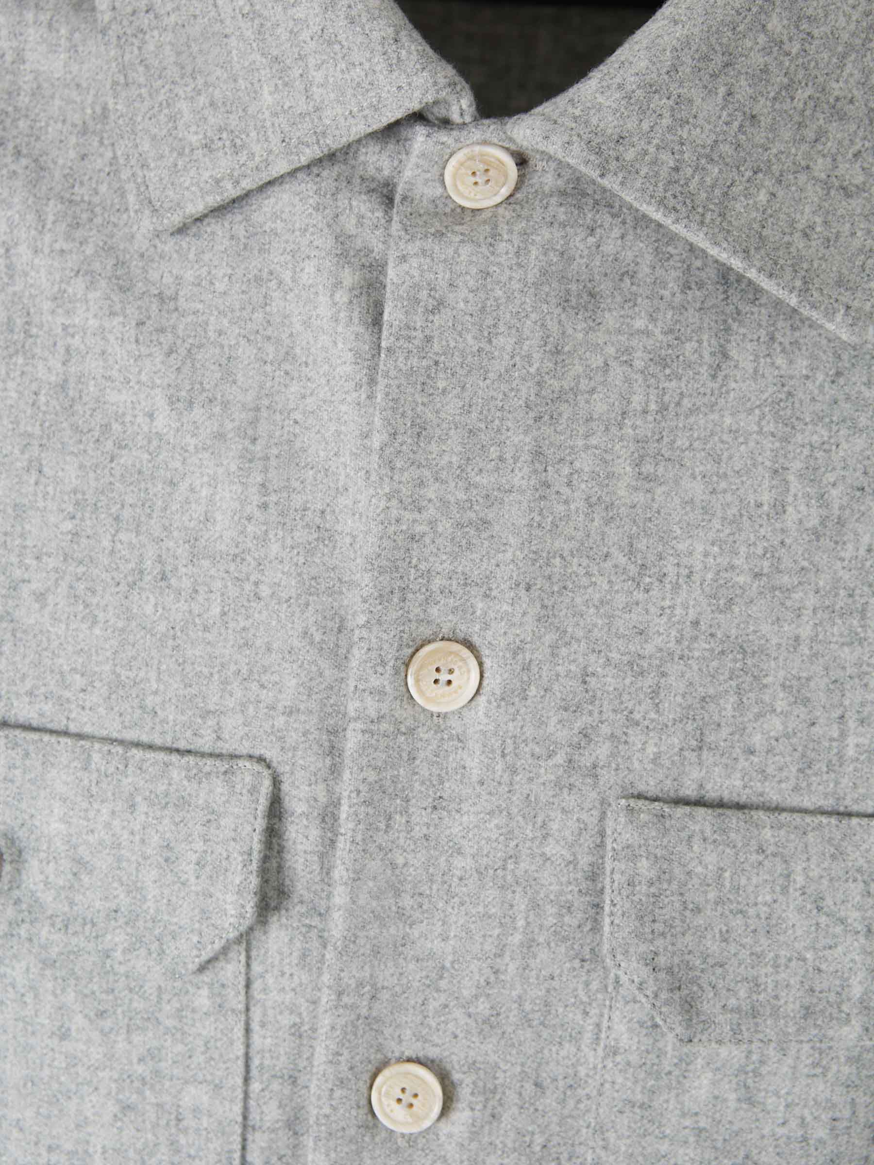 Outlet online Brunello Cucinelli Hombre Sobrecamisa Lisa Botones color Gris Claro sku 513-000011 01 - Foto 4