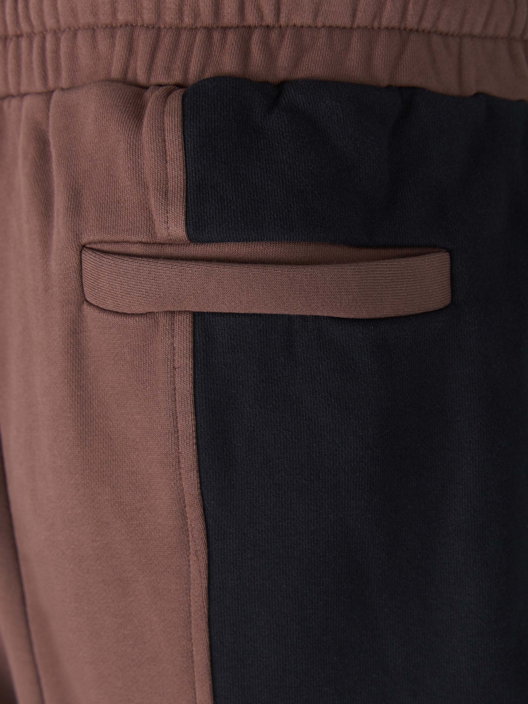 Outlet online Ambush Hombre Joggers Varsity Paneles color Negro sku 521-002601 01 - Foto 4