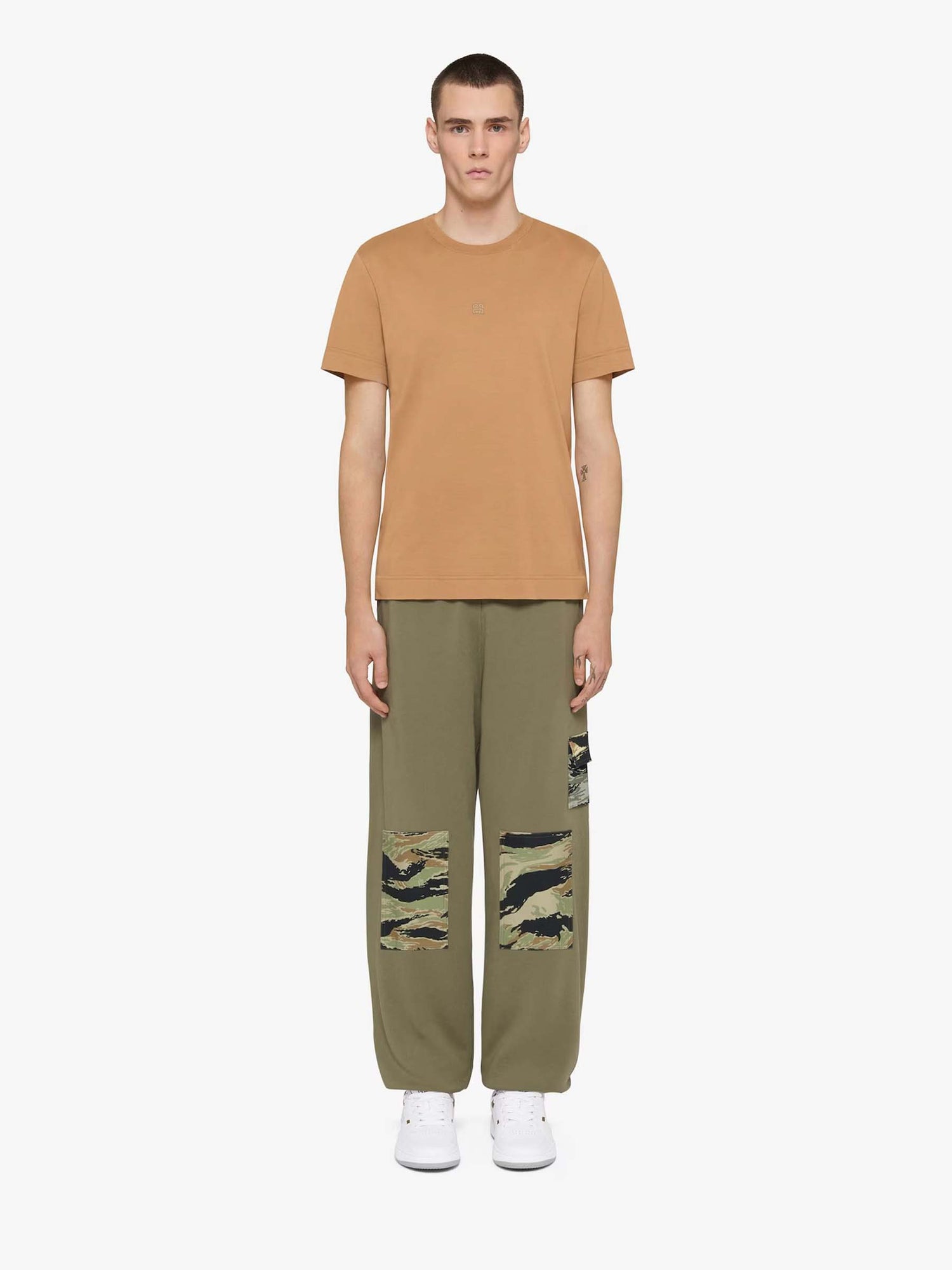 Givenchy Hombre Barcelona Joggers Parches Camuflaje color Verde Militar sku 521-003290 01 - Foto 2