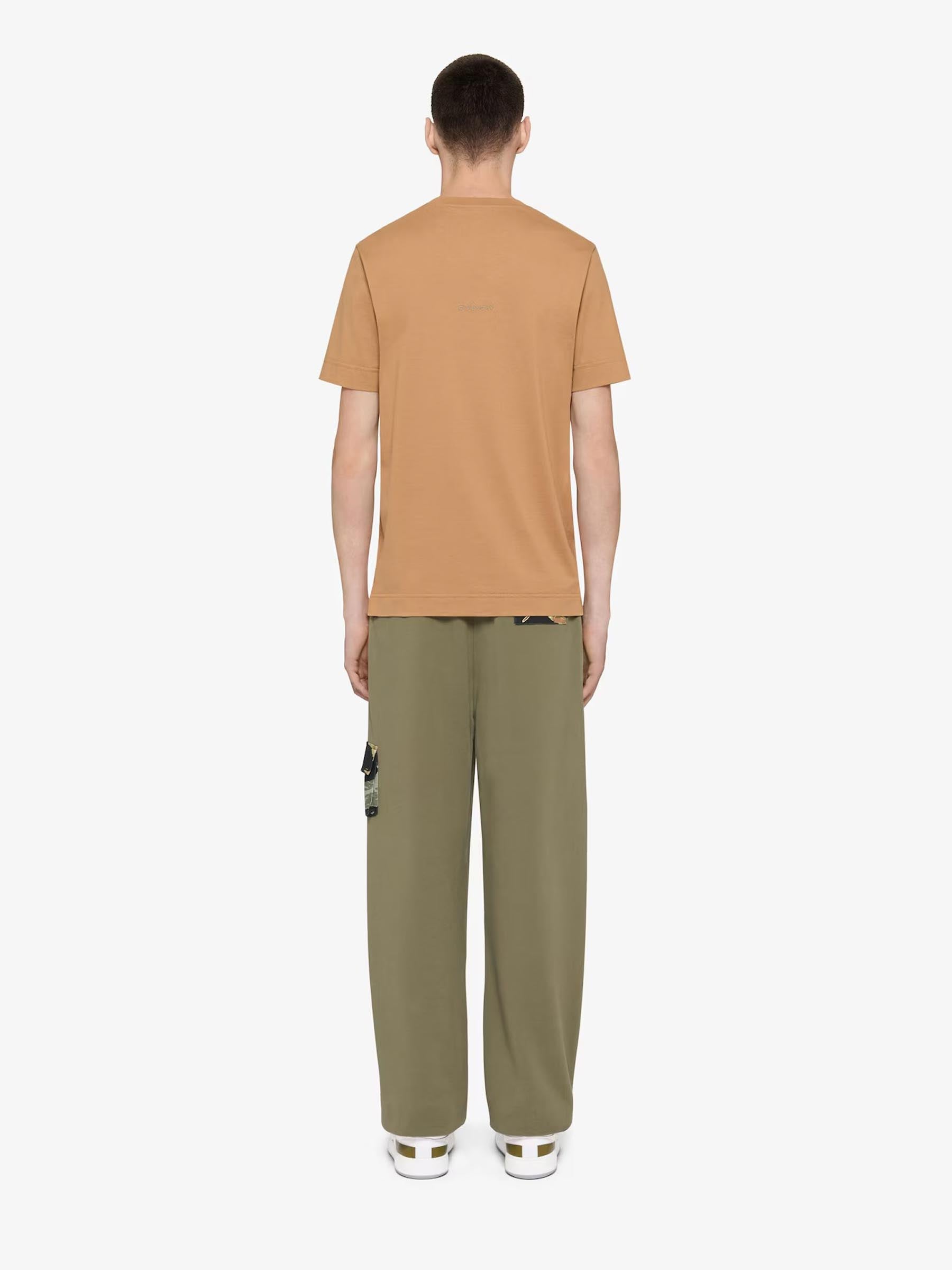 Givenchy Hombre Barcelona Joggers Parches Camuflaje color Verde Militar sku 521-003290 01 - Foto 3