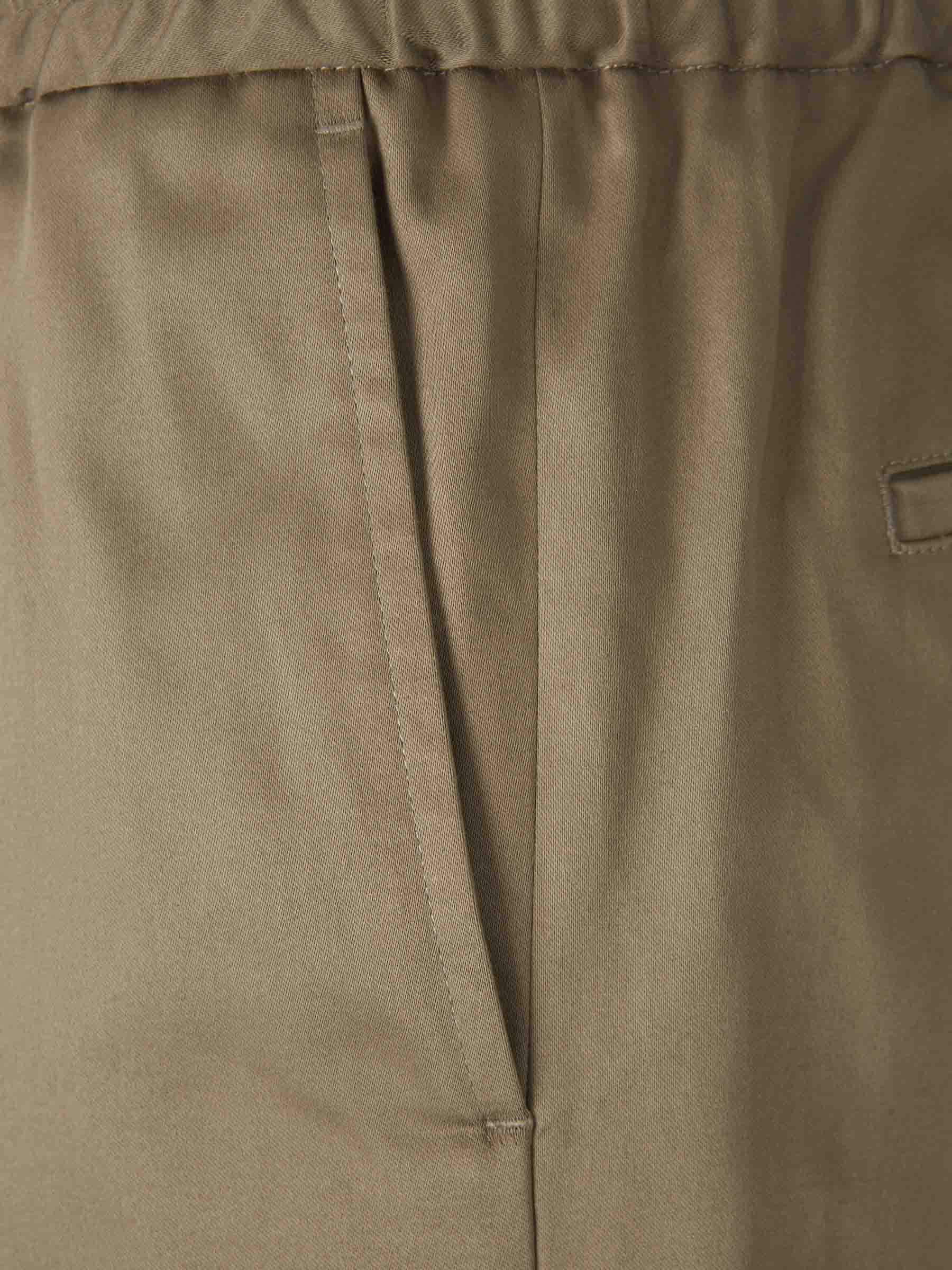 Ami Paris Hombre Barcelona Bermudas Satén Algodón color Verde sku 523-001120 01 - Foto 3