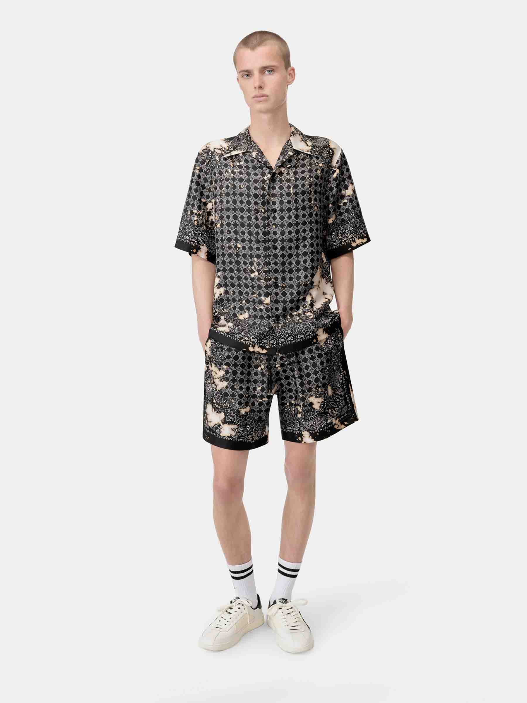 Outlet online Amiri Hombre Bermudas Bandana Lejía color Negro sku 523-001204 01 - Foto 2