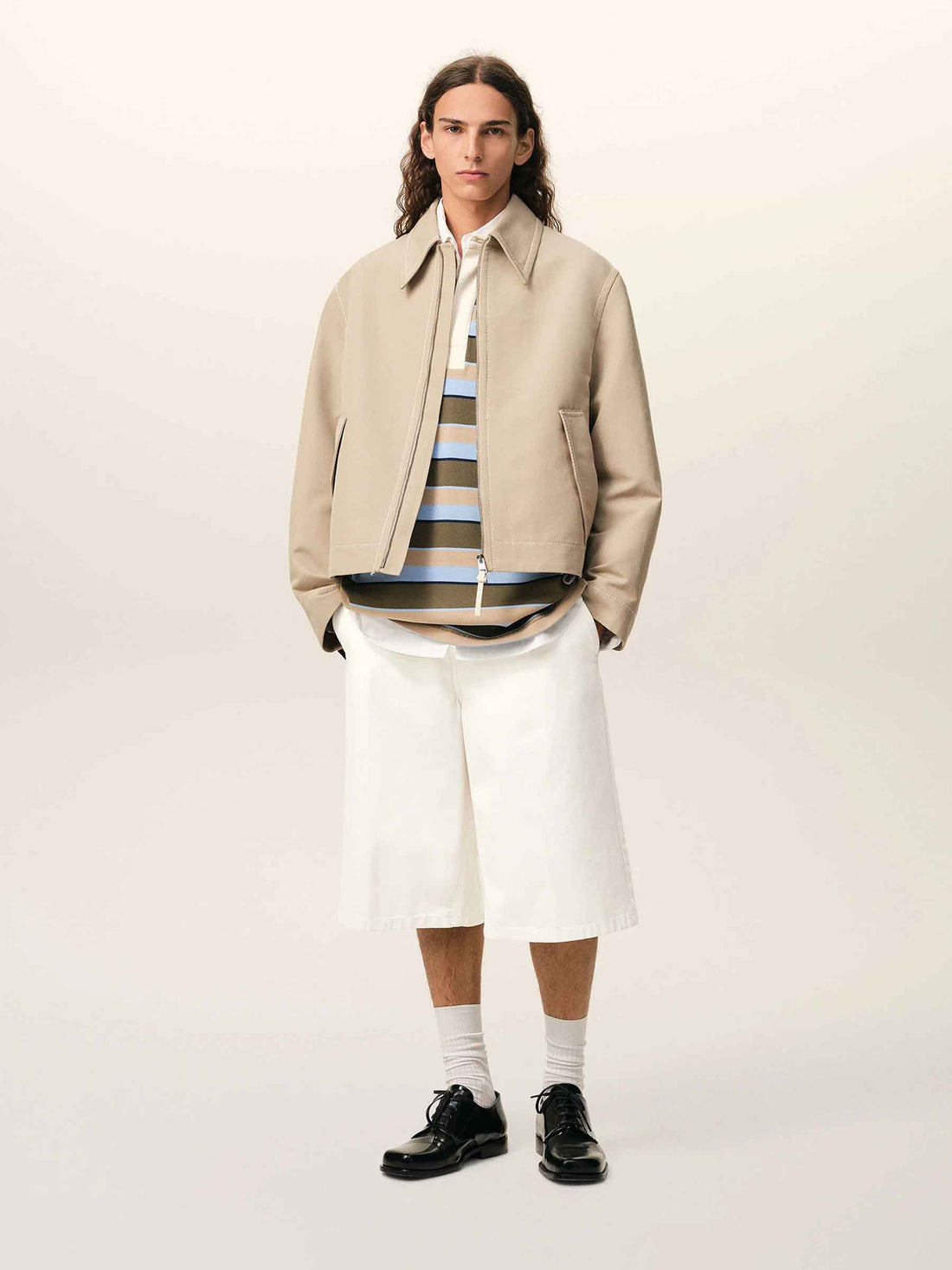 Outlet online Ami Paris Hombre Bermudas Anchas color Crema sku 523-001299 01 - Foto 2