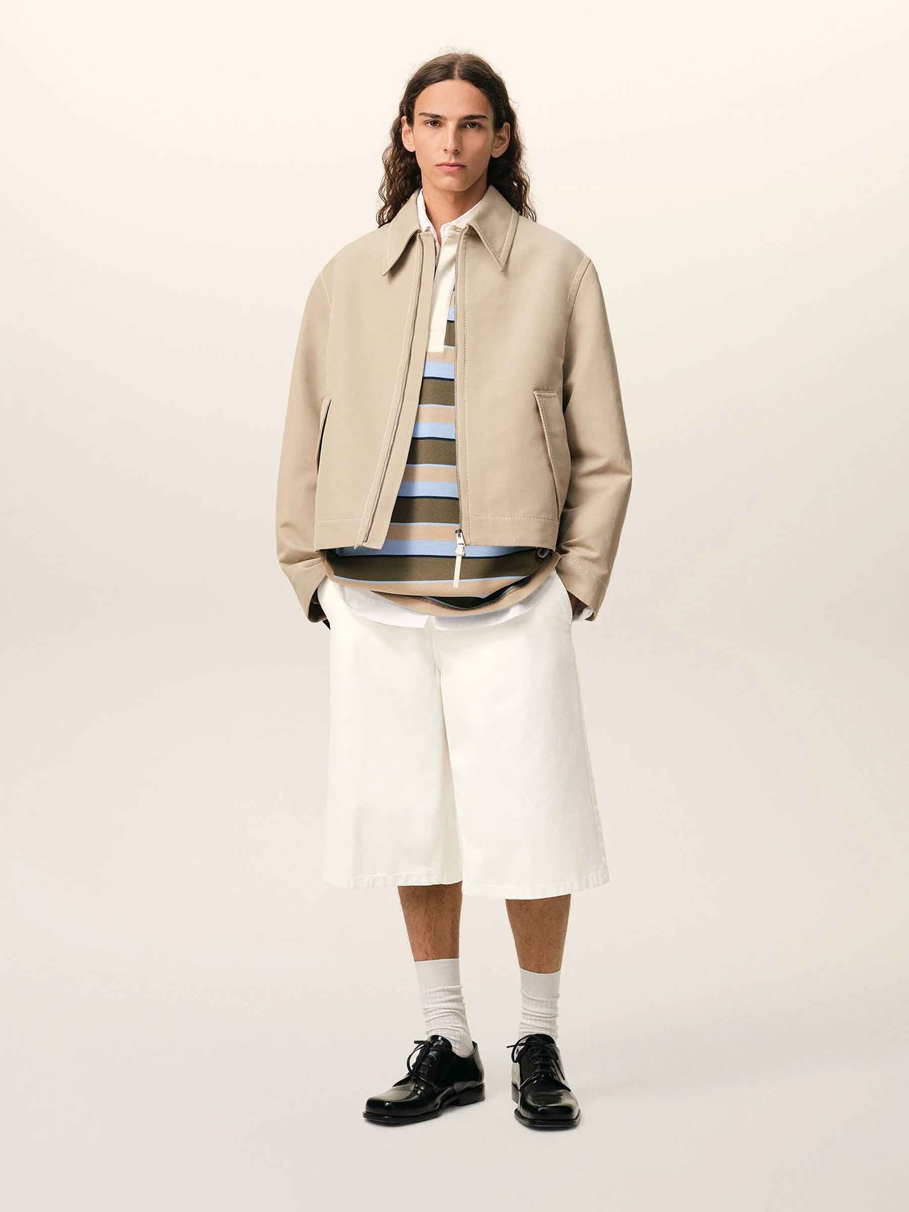 Outlet online Ami Paris Hombre Bermudas Anchas color Crema sku 523-001299 01 - Foto 2