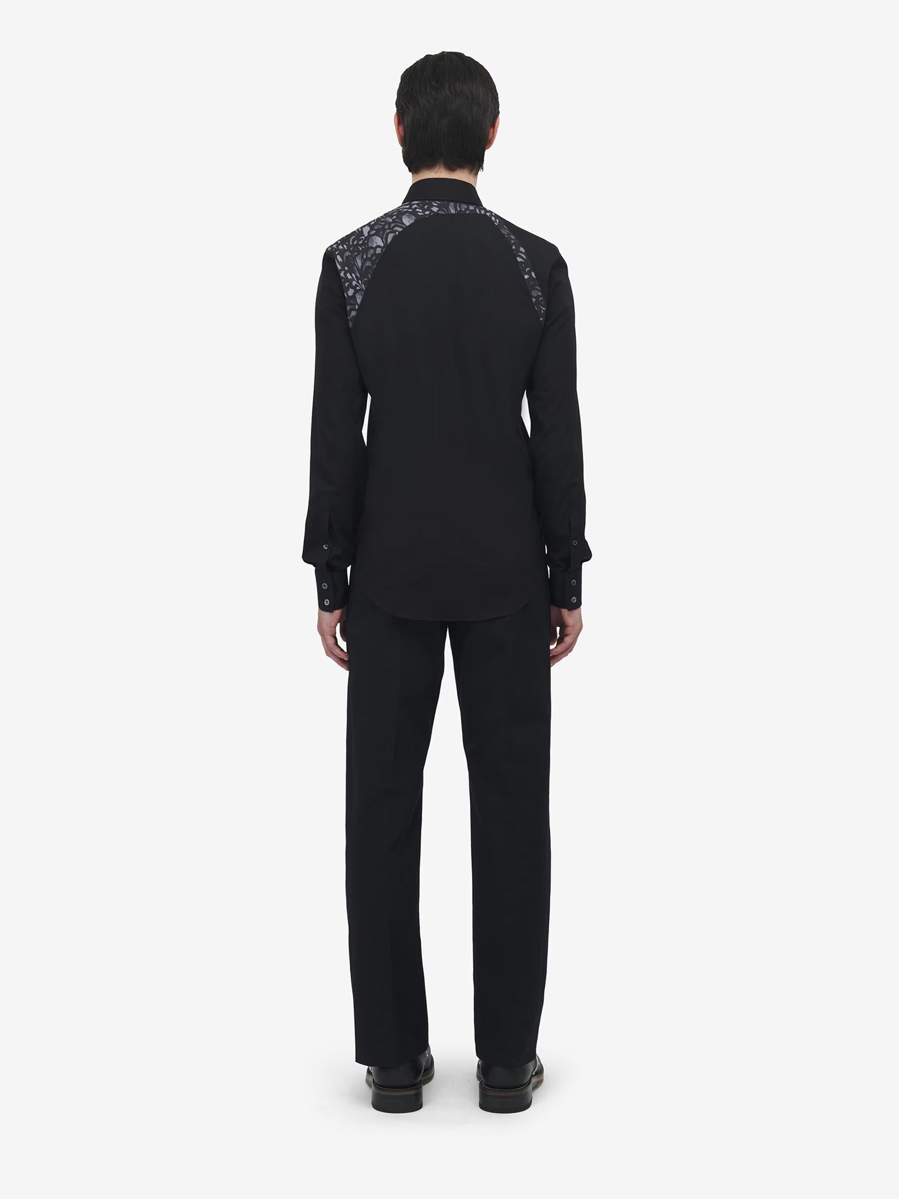 Outlet online McQueen Hombre Camisa Arnés Plumas color Negro sku 531-006513 01 - Foto 3