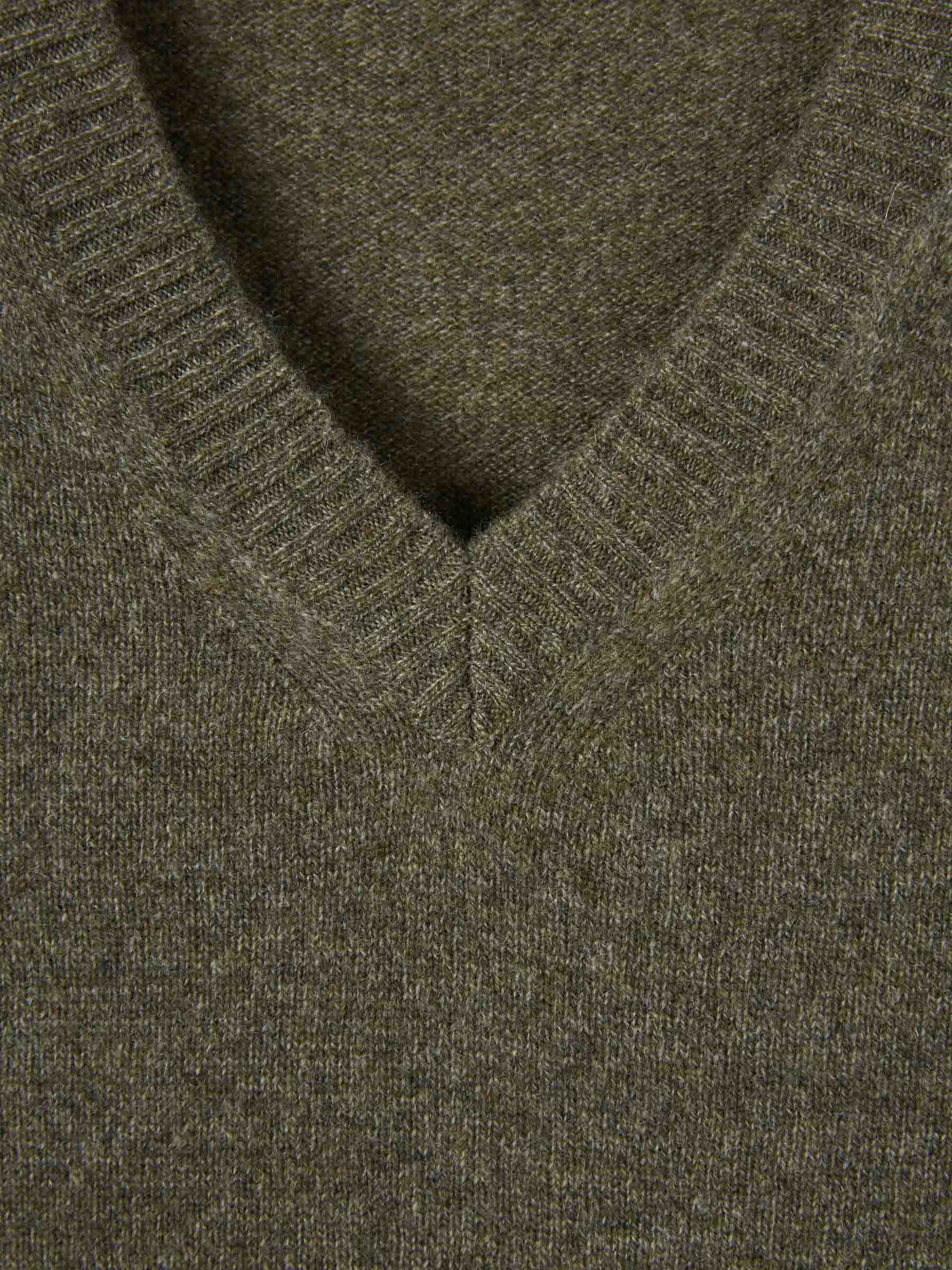 Outlet online Santa Eulalia Hombre Jersey Cuello Pico color Verde Oscuro sku 542-002519 02 - Foto 3