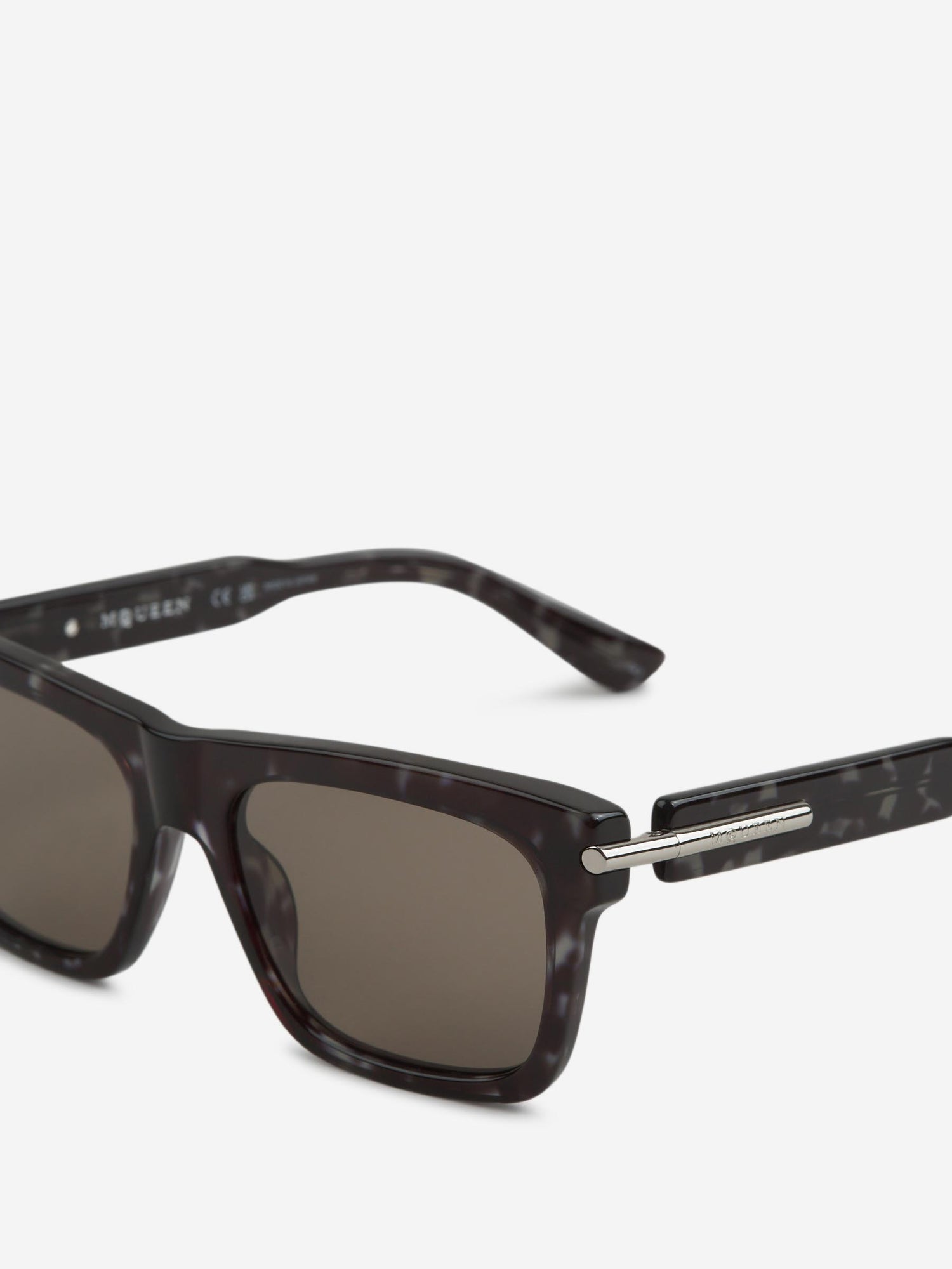 Alexander McQueen Hombre Barcelona Gafas Rectangulares T-Bar color Gris Antracita sku 614-003057 03 - Foto 2