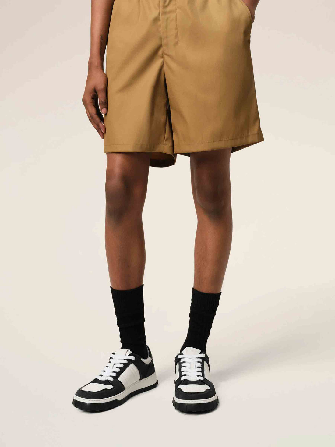 Outlet online Ami Paris Hombre Sneakers Piel Lisa color Blanco Y Negro sku 616-003006 01 - Foto 2