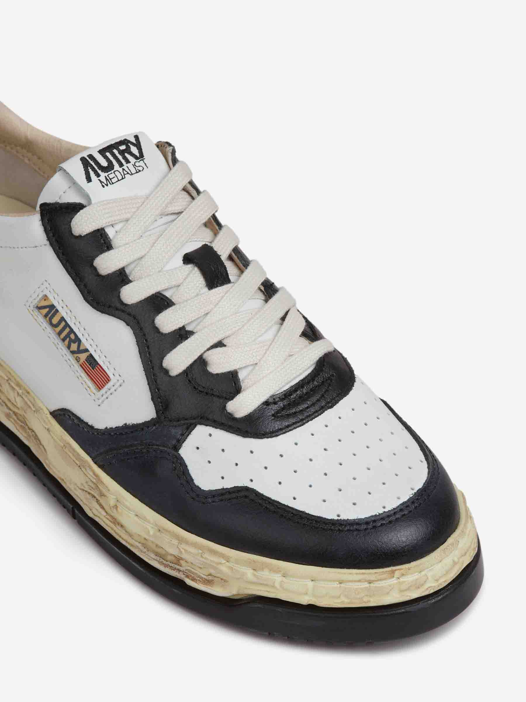 Outlet online Autry Hombre Zapatillas Supervint Low x MMY color Blanco Y Negro sku 616-003144 03 - Foto 5