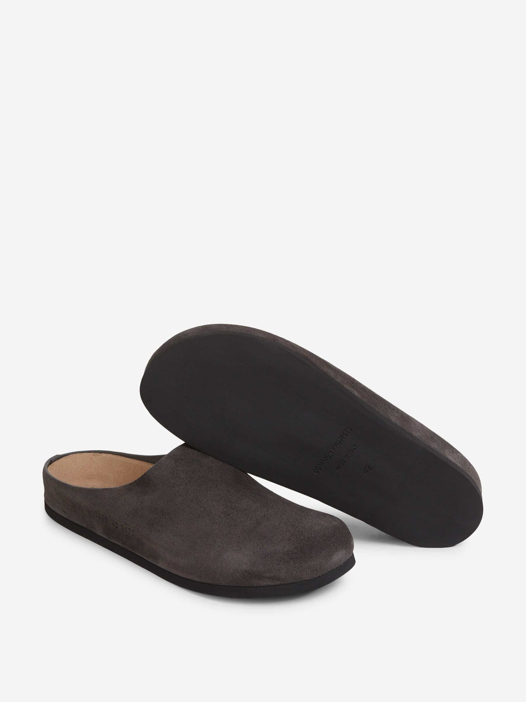 Outlet online Common Projects Hombre Zuecos Clog Suede color Gris Antracita sku 617-000142 01 - Foto 4