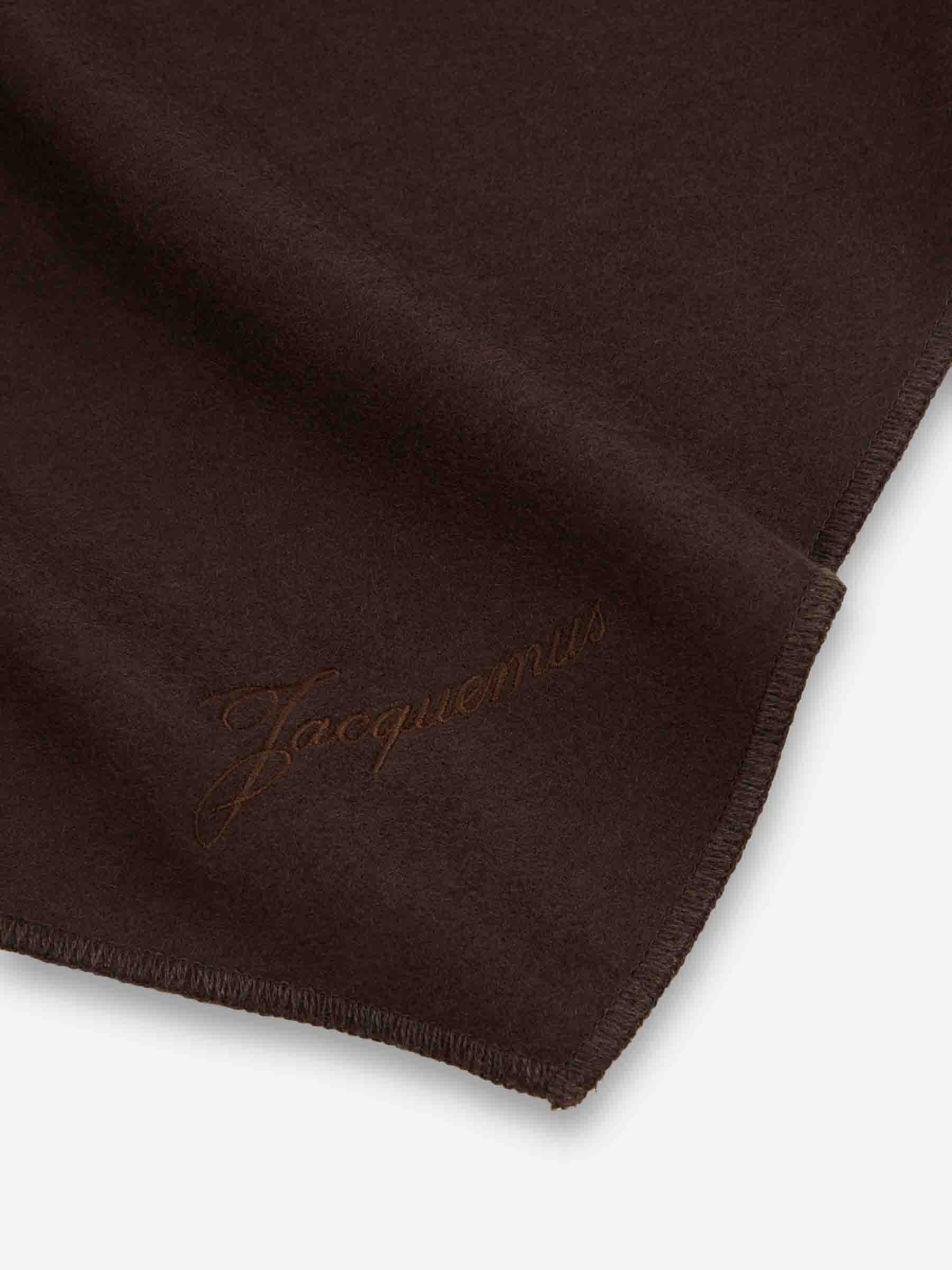 Jacquemus Hombre Barcelona Bandana Cachemiro color Marrón Oscuro sku 630-001473 01 - Foto 3