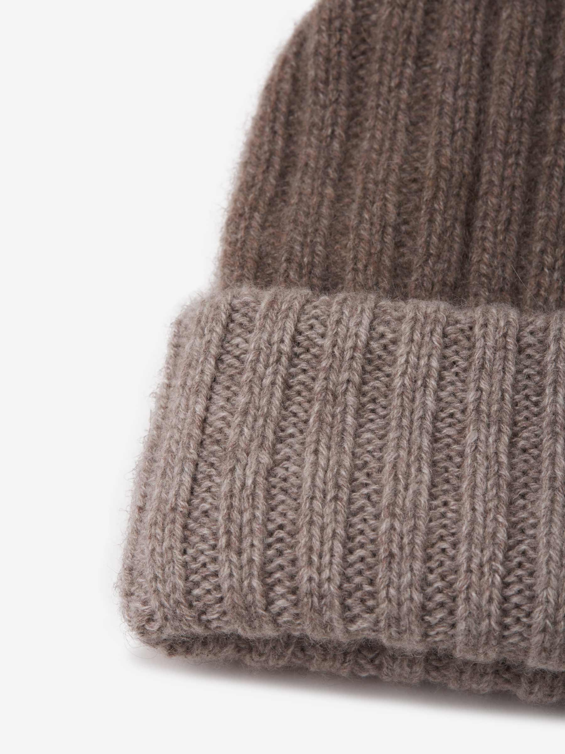 Outlet online Fedeli Hombre Gorro Cashmere Canalé color Gris Piedra sku 695-000750 03 - Foto 3