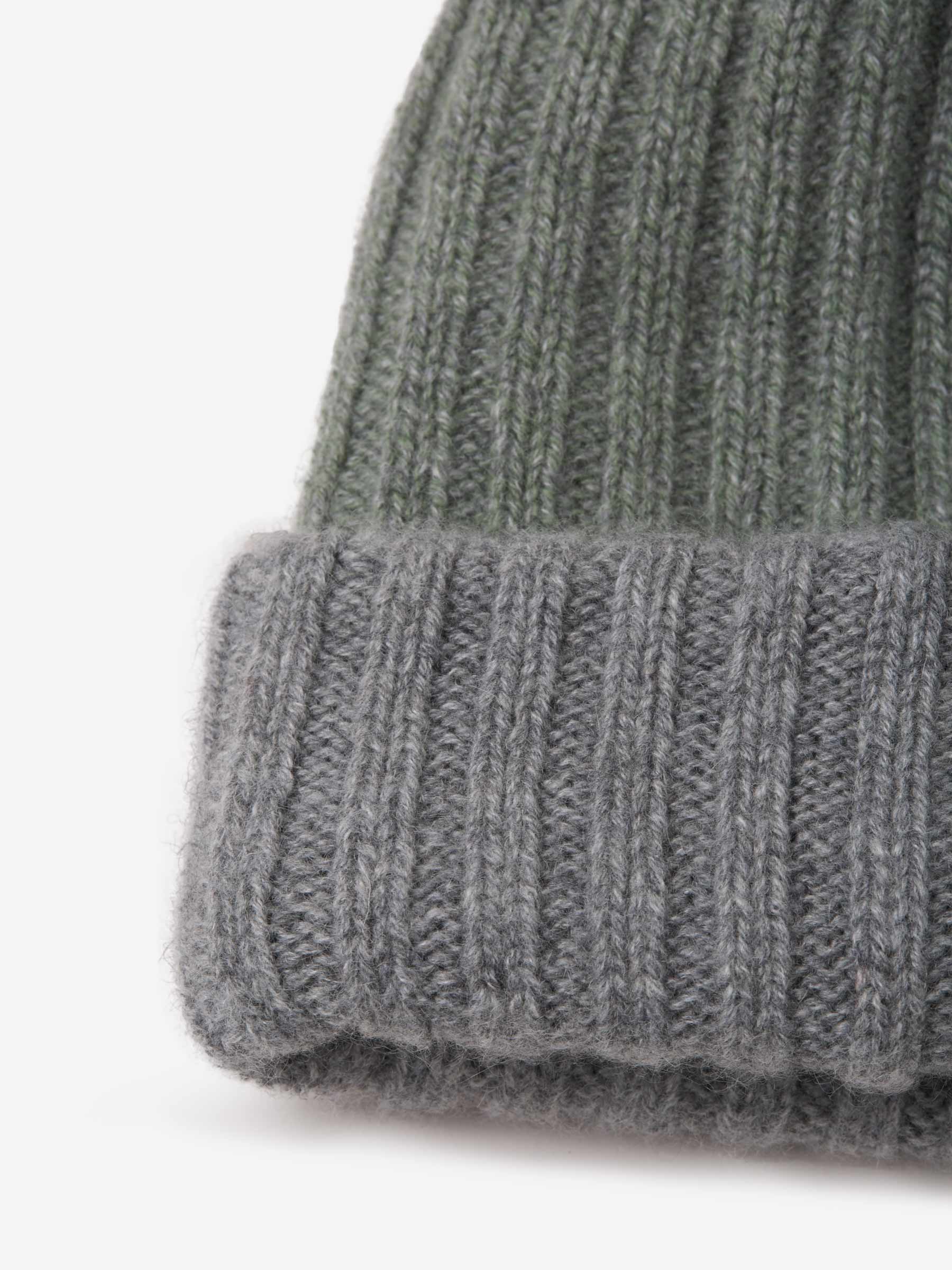 Outlet online Fedeli Hombre Gorro Cashmere Canalé color Gris Piedra sku 695-000750 03 - Foto 13