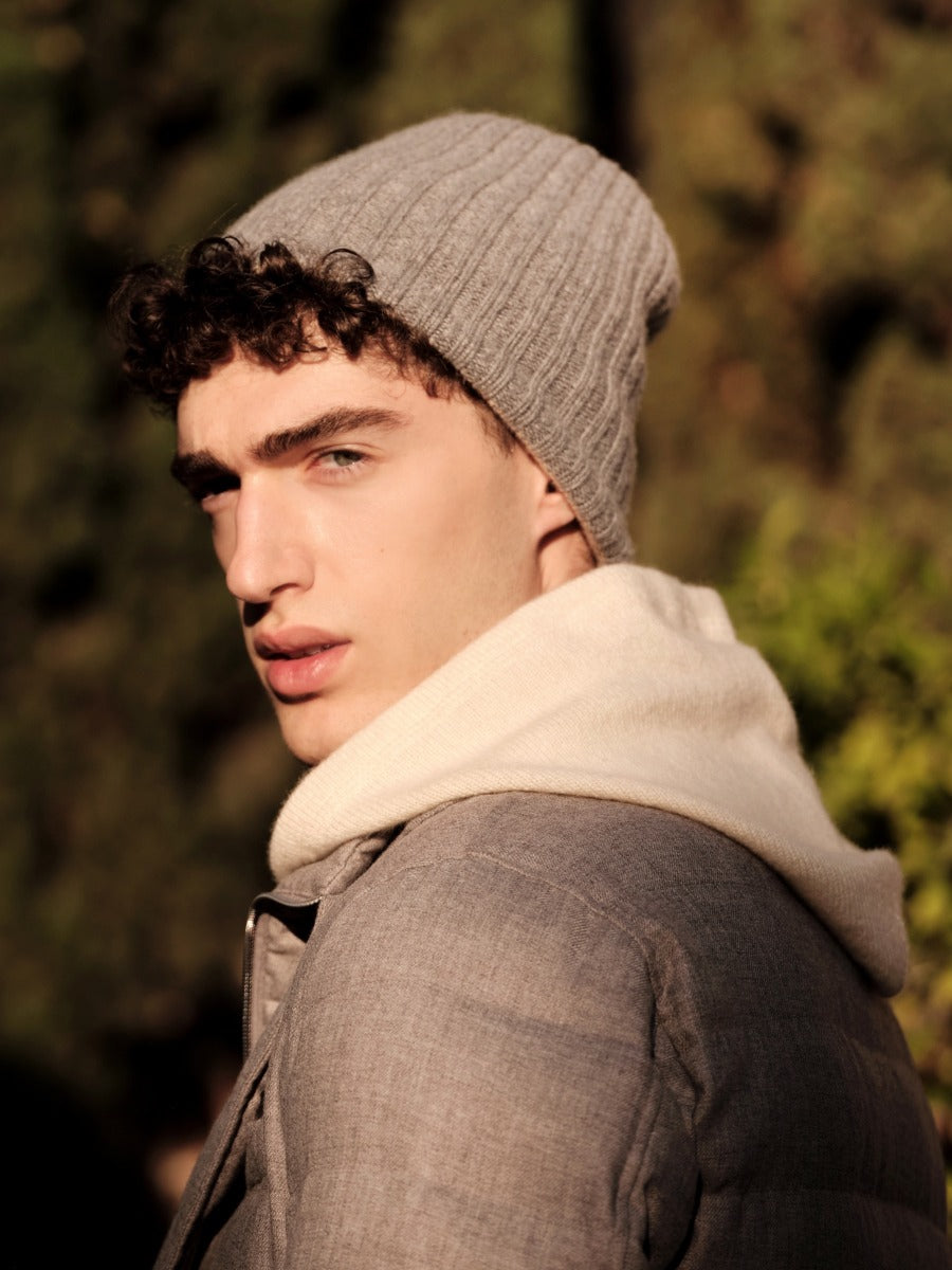 Outlet online Fedeli Hombre Gorro Cashmere Canalé color Gris Piedra sku 695-000750 03 - Foto 10