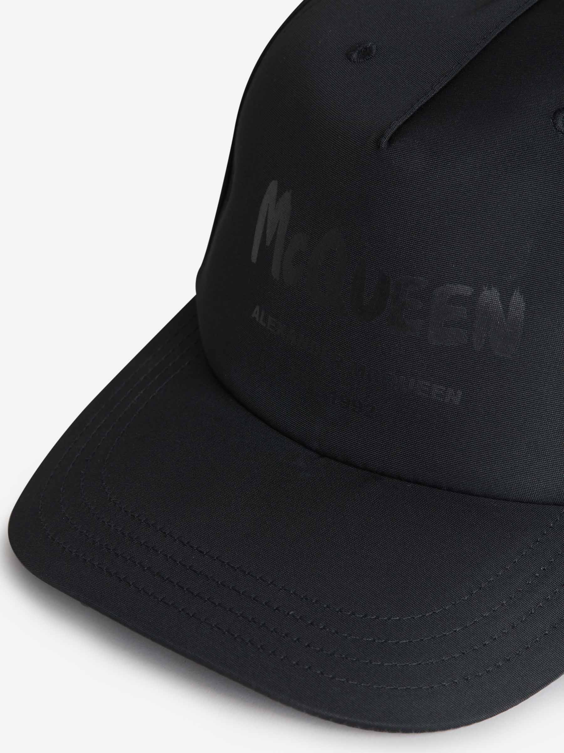 Outlet online Alexander McQueen Hombre Gorra Logo Estampado color Negro sku 695-001274 01 - Foto 4