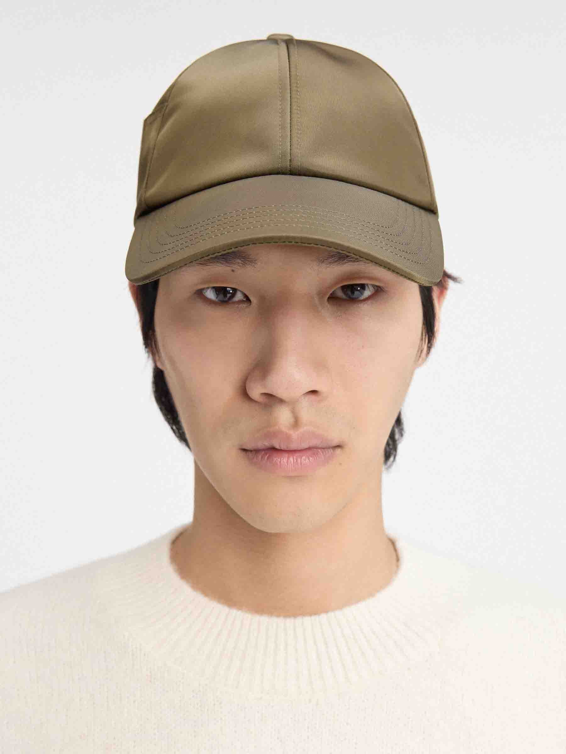 Outlet online Jacquemus Hombre Gorra Ovalie Nailon color Verde Militar sku 695-001734 02 - Foto 2