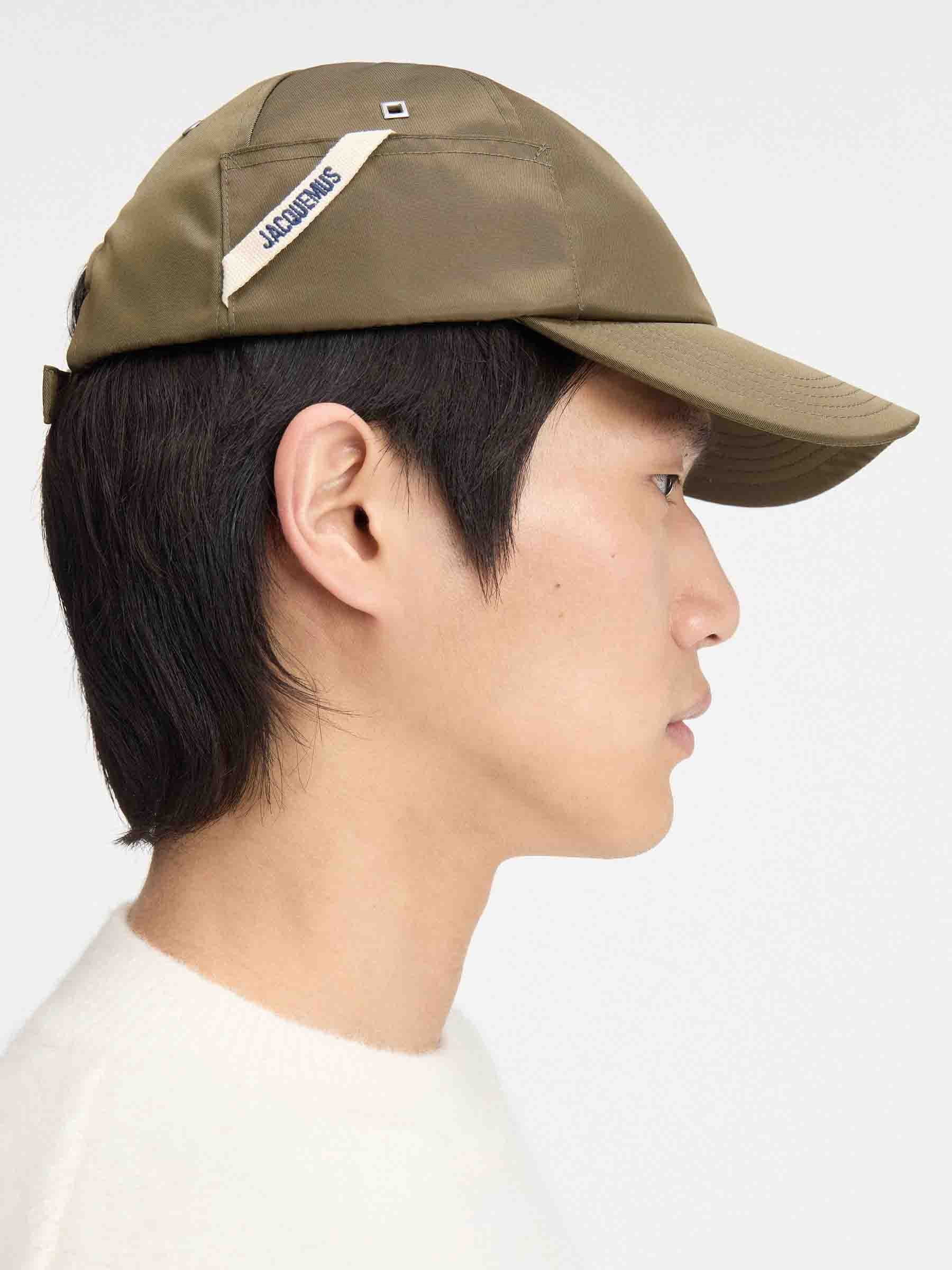 Outlet online Jacquemus Hombre Gorra Ovalie Nailon color Verde Militar sku 695-001734 02 - Foto 3