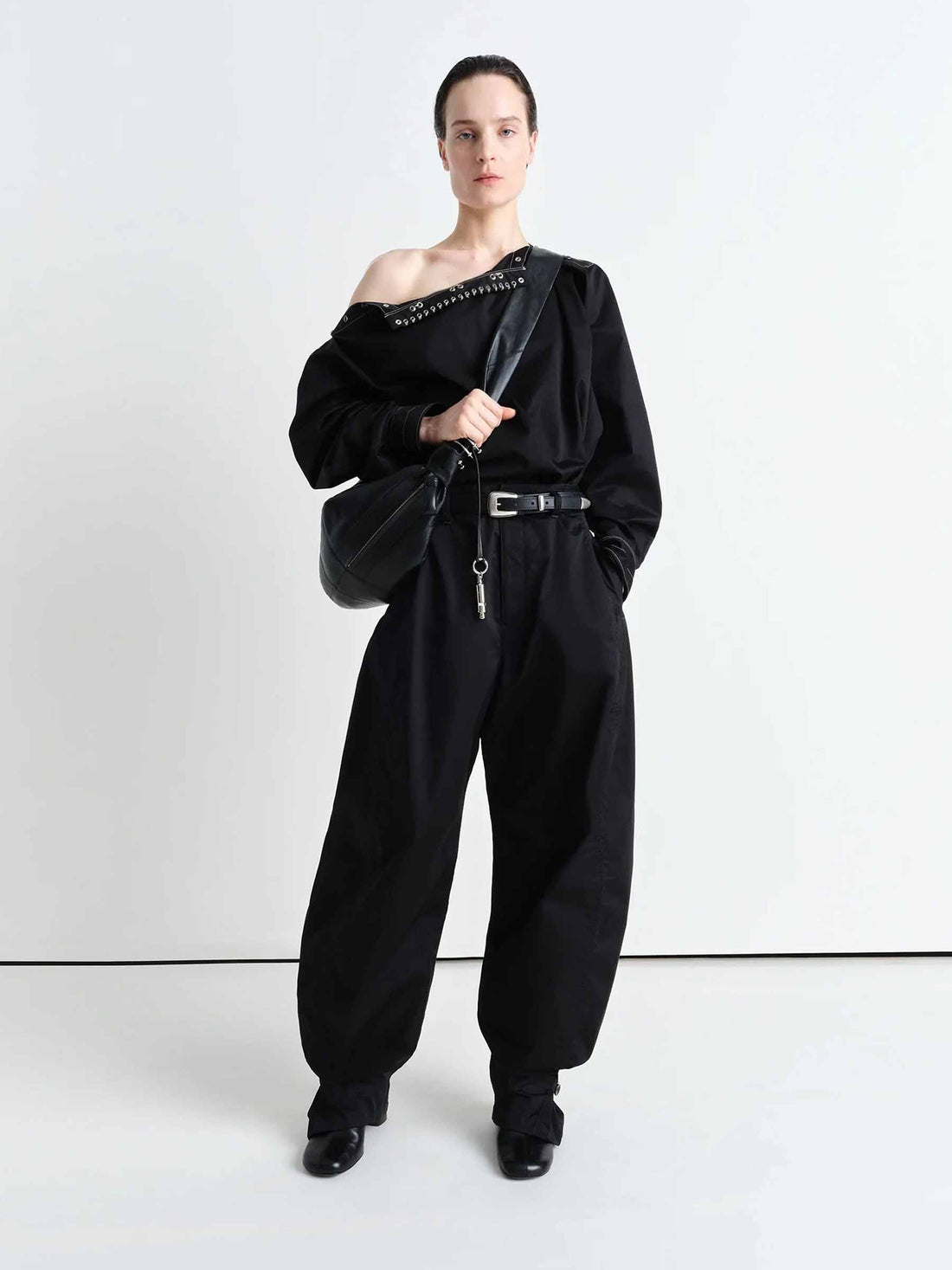 Lemaire Mujer Barcelona Pantalones Volumen Satén color Negro sku 761-003756 01 - Foto 2