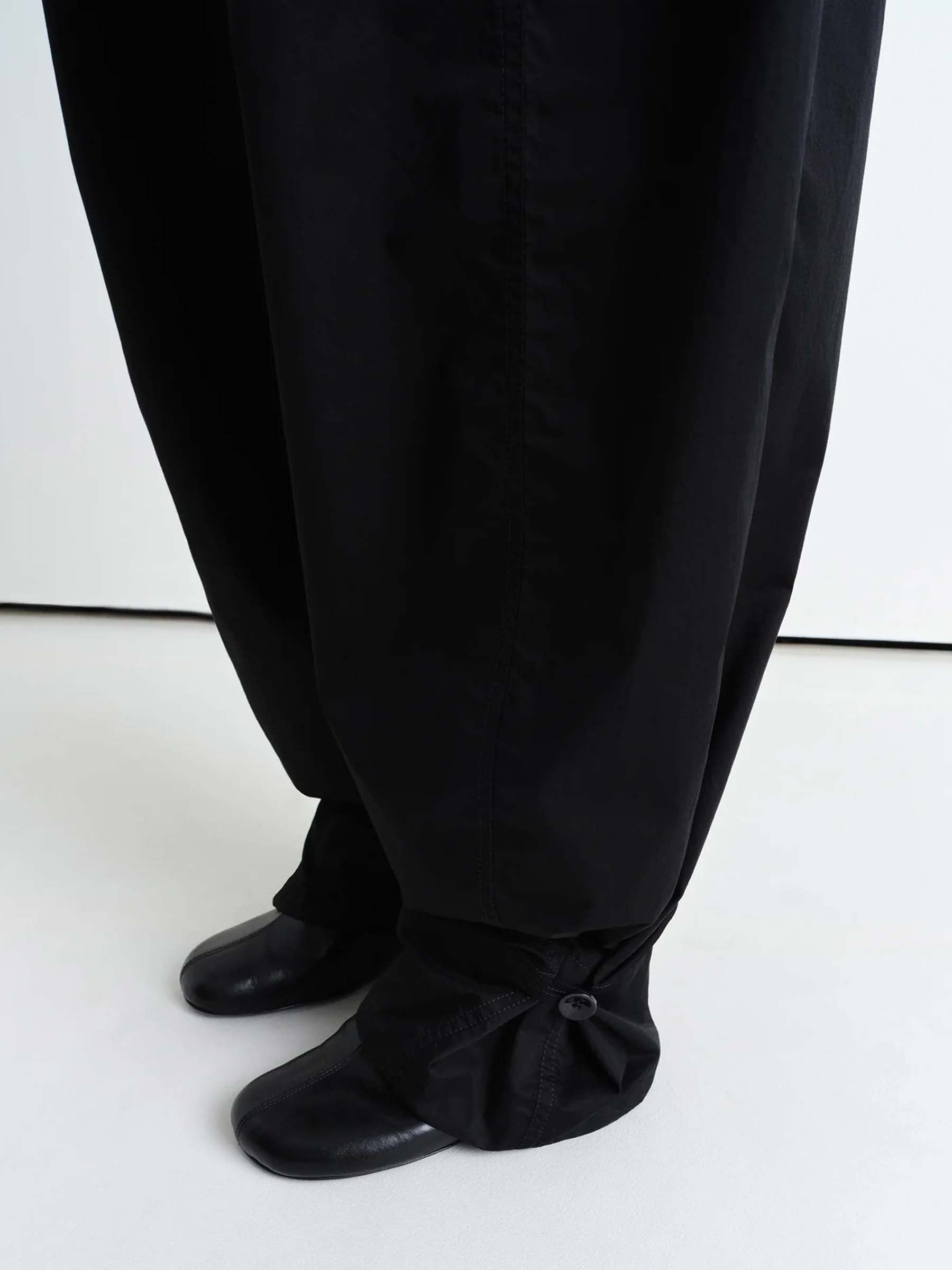 Lemaire Mujer Barcelona Pantalones Volumen Satén color Negro sku 761-003756 01 - Foto 3