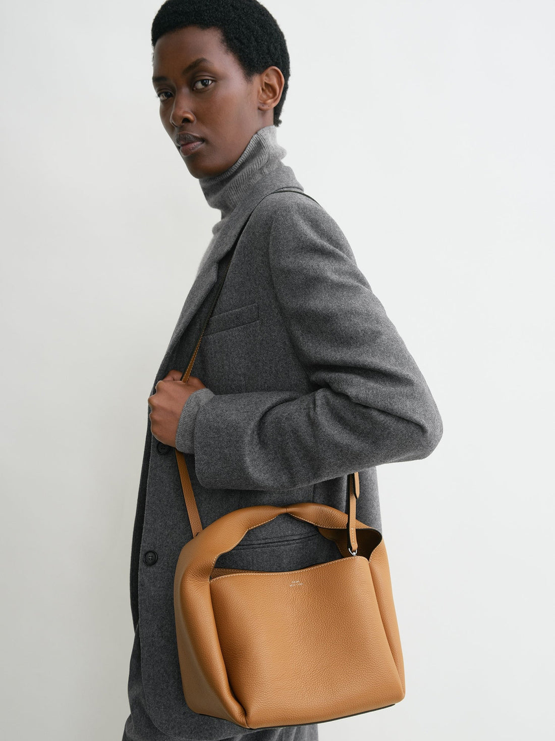 TOTEME Mujer Barcelona Bolso Bandolera Granulado color Camel sku 810-007984 01 - Foto 2