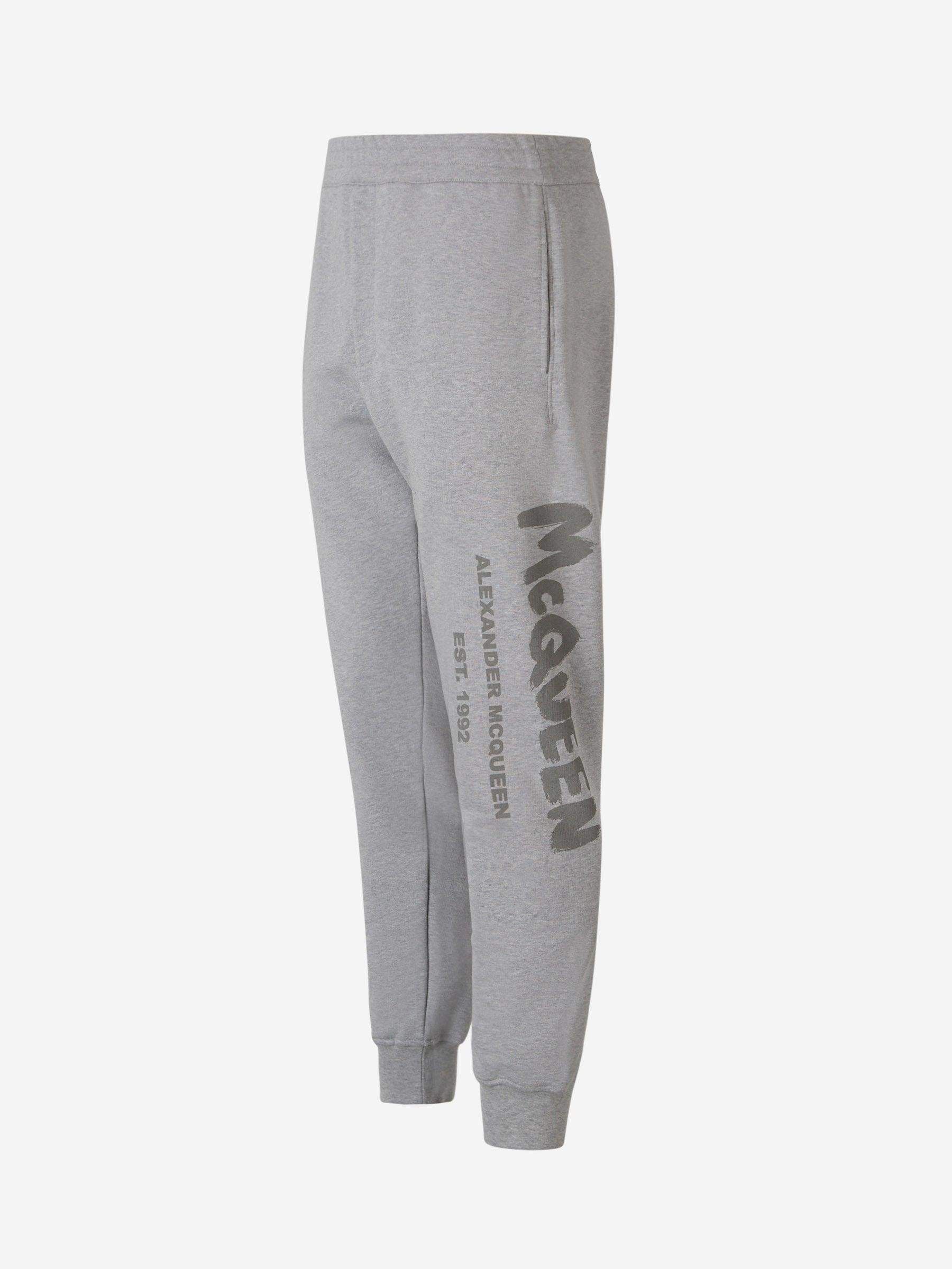 Outlet online Alexander McQueen Hombre Joggers Logo Estampado color Gris Claro sku 521-002820 01 - Foto 2