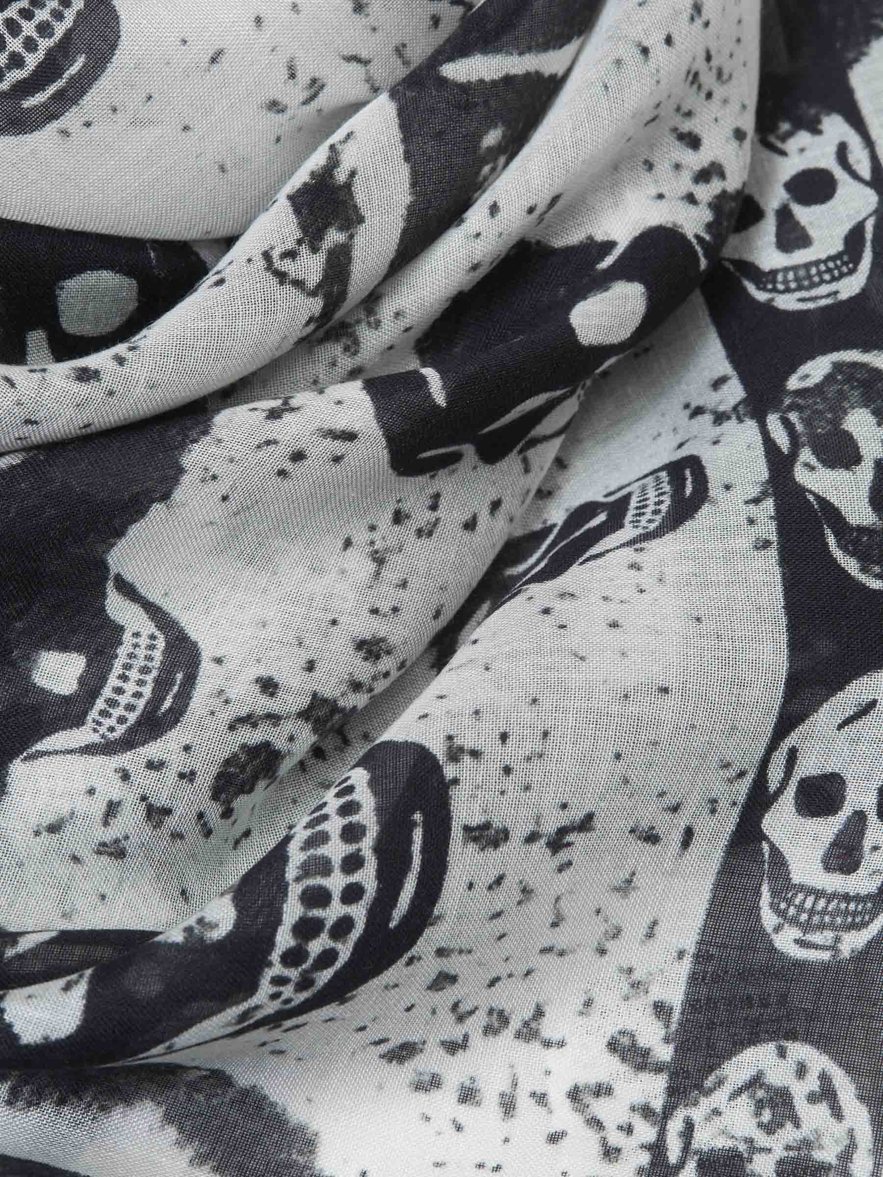 Outlet online McQueen Hombre Fular Clásico Skull color Negro sku 654-000292 01 - Foto 3
