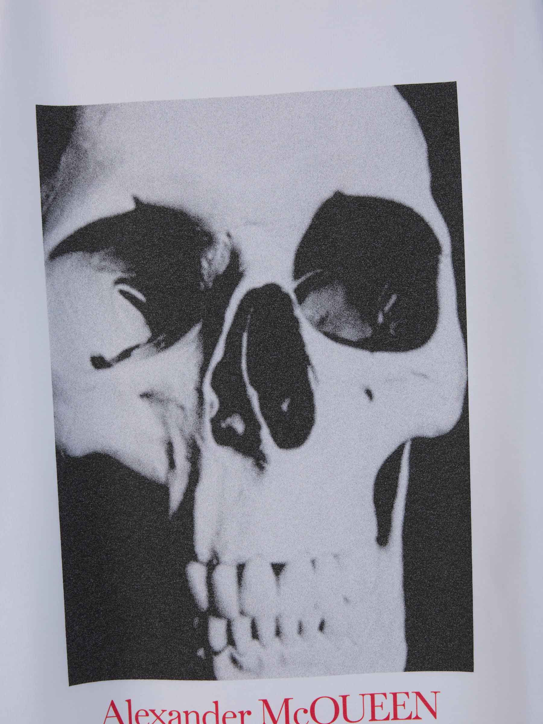 Outlet online McQueen Hombre Camiseta Skull Algodón color Blanco sku 553-003582 01 - Foto 4