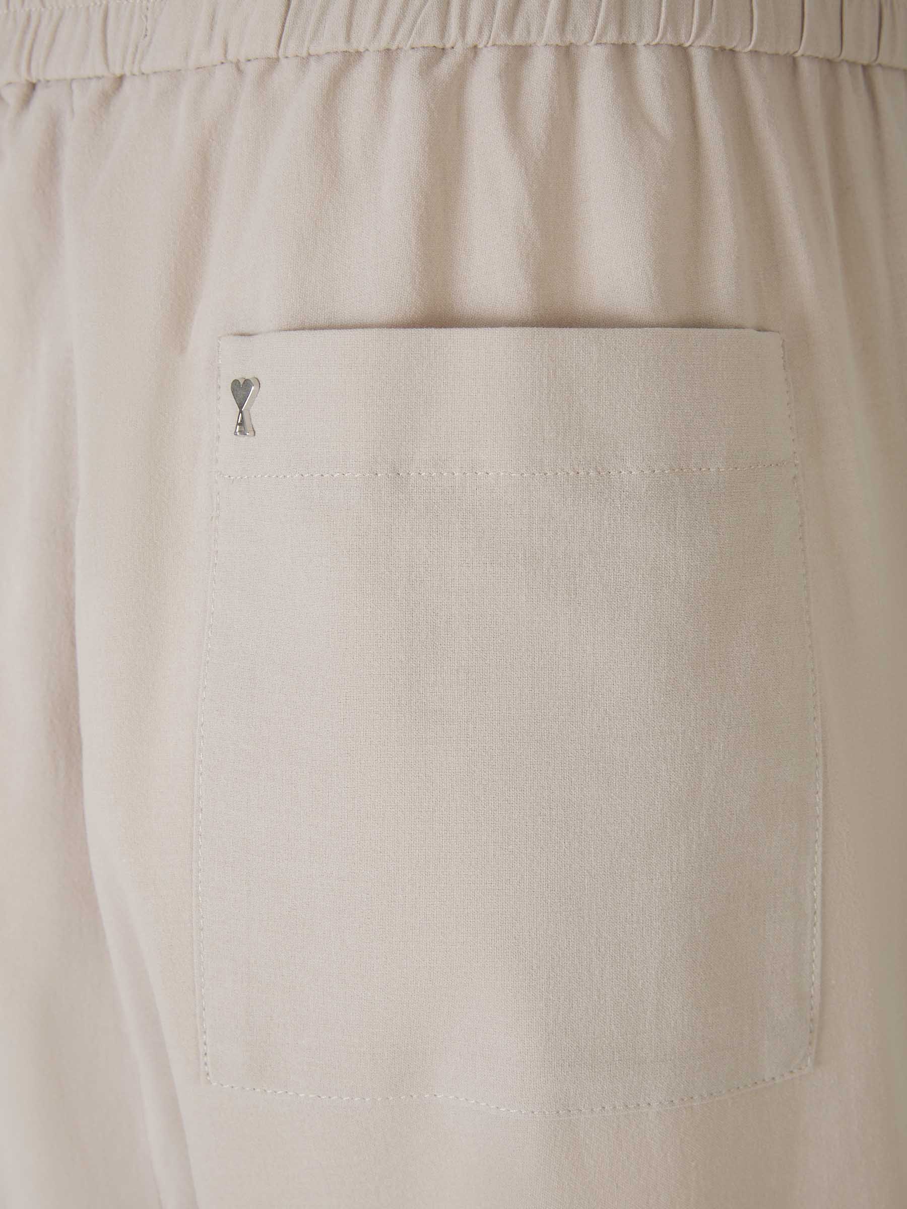 Outlet online Ami Paris Hombre Pantalones Crepé Algodón color Gris Claro sku 521-002999 02 - Foto 4
