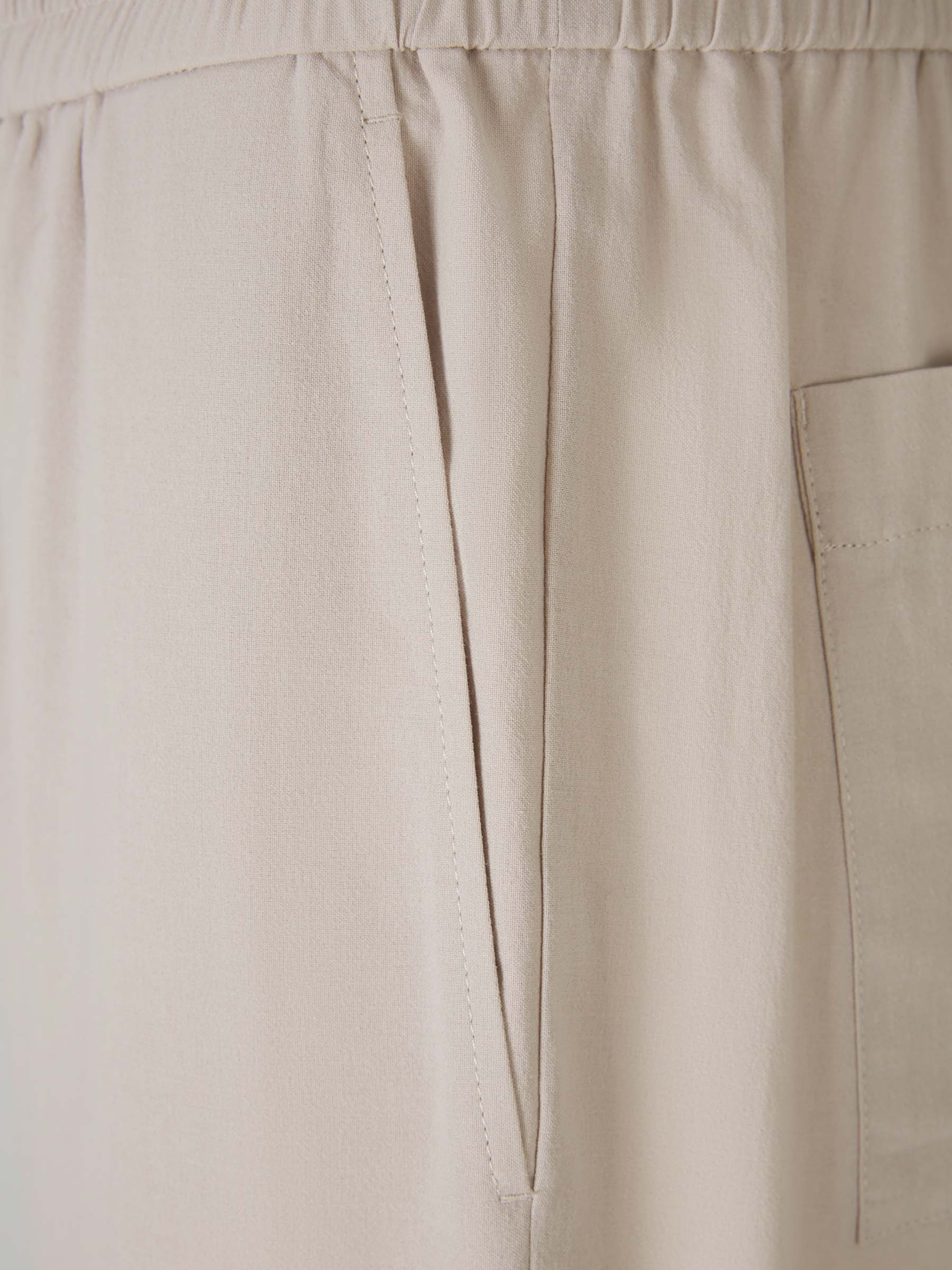 Outlet online Ami Paris Hombre Pantalones Crepé Algodón color Gris Claro sku 521-002999 02 - Foto 3