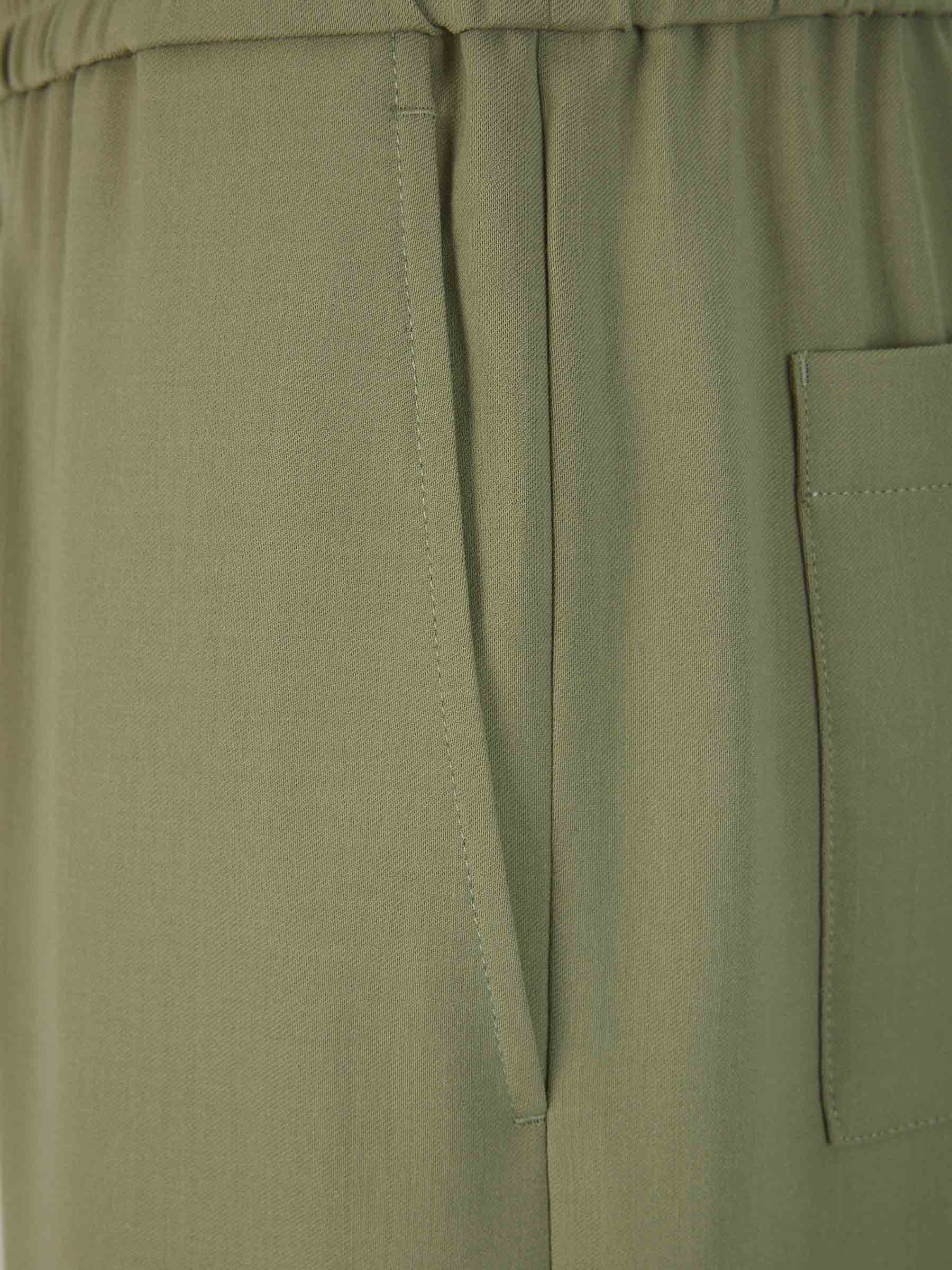 Outlet online Ami Paris Hombre Bermudas Viscosa y Lana color Verde Militar sku 523-000944 01 - Foto 4