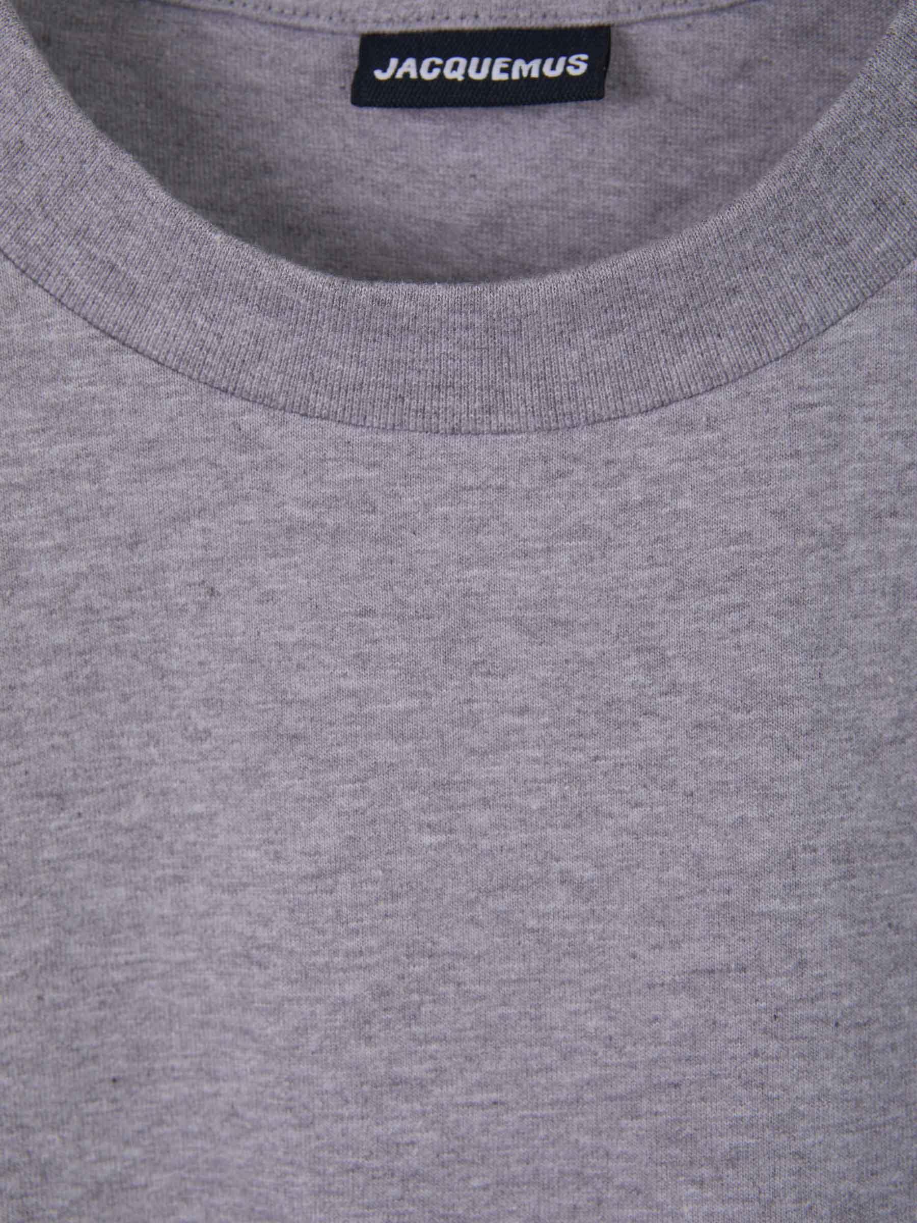 Outlet online Jacquemus Hombre Camiseta Logo Clásico color Gris Claro sku 553-003396 02 - Foto 3