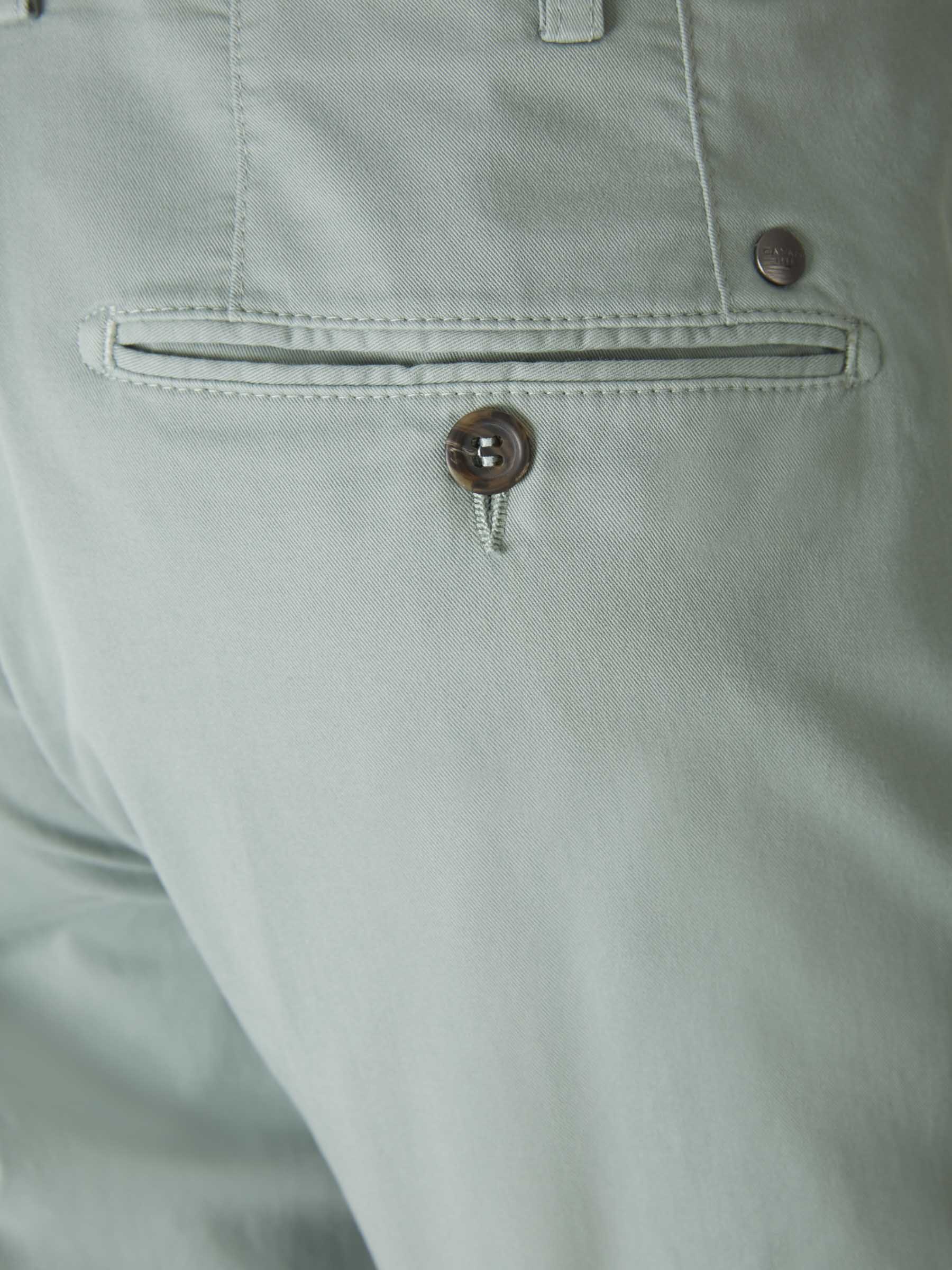 Canali Pantalones Chinos Regular Fit color Verde Militar sku 521-002383 05 - Foto 4