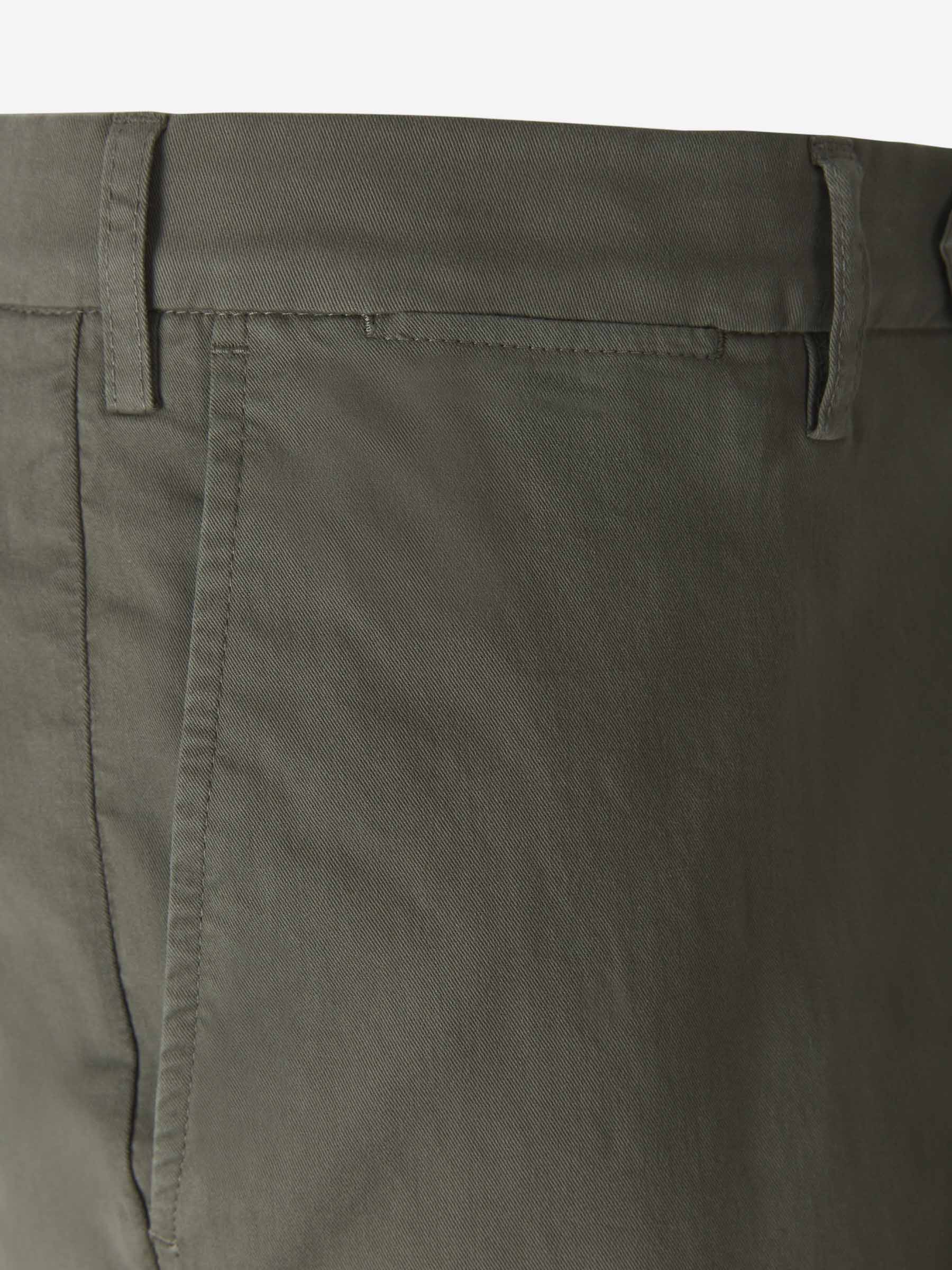 Outlet online Canali Hombre Pantalones Chinos Regular Fit color Verde Militar sku 521-002383 05 - Foto 3
