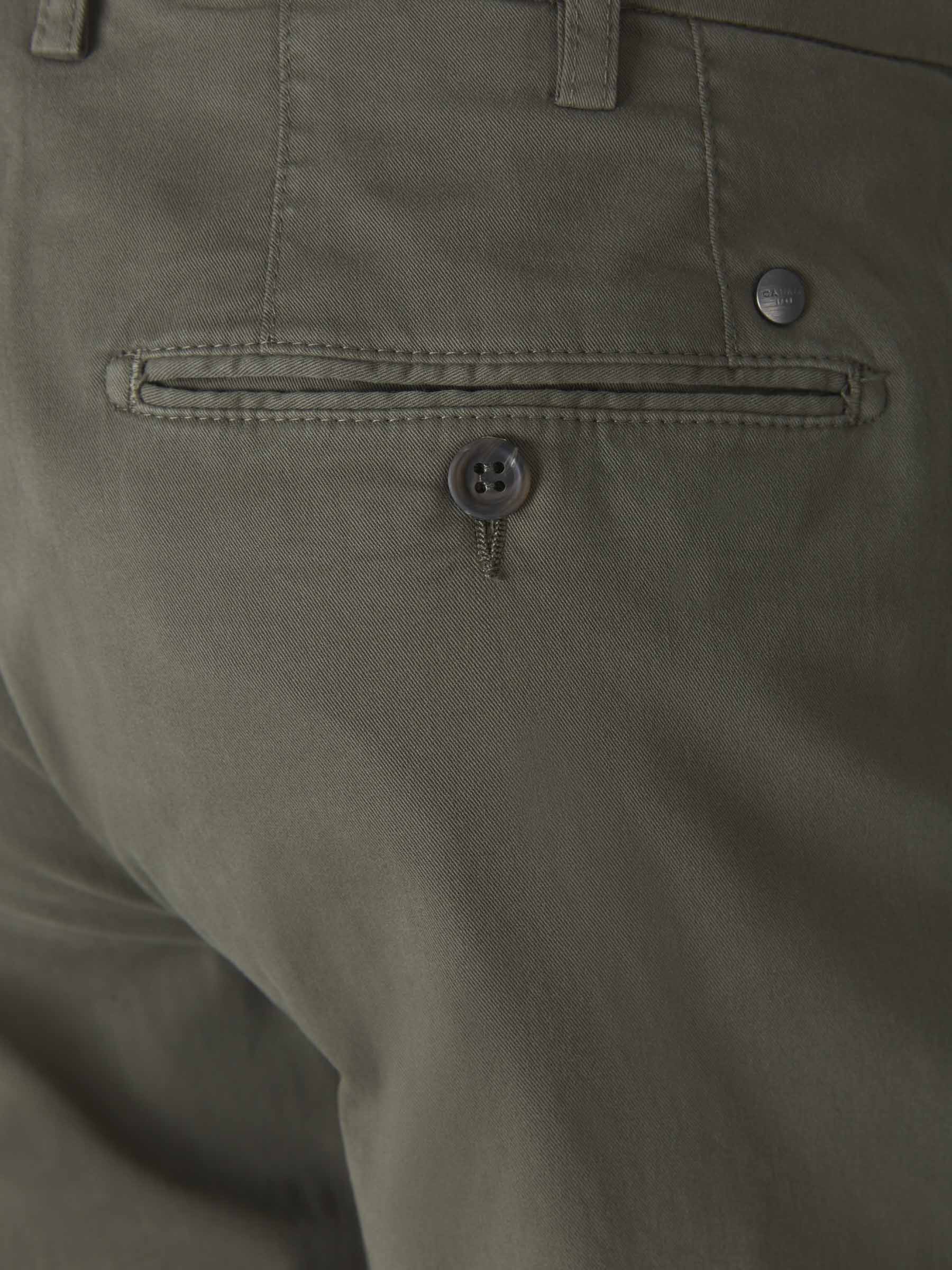 Outlet online Canali Hombre Pantalones Chinos Regular Fit color Verde Militar sku 521-002383 05 - Foto 4