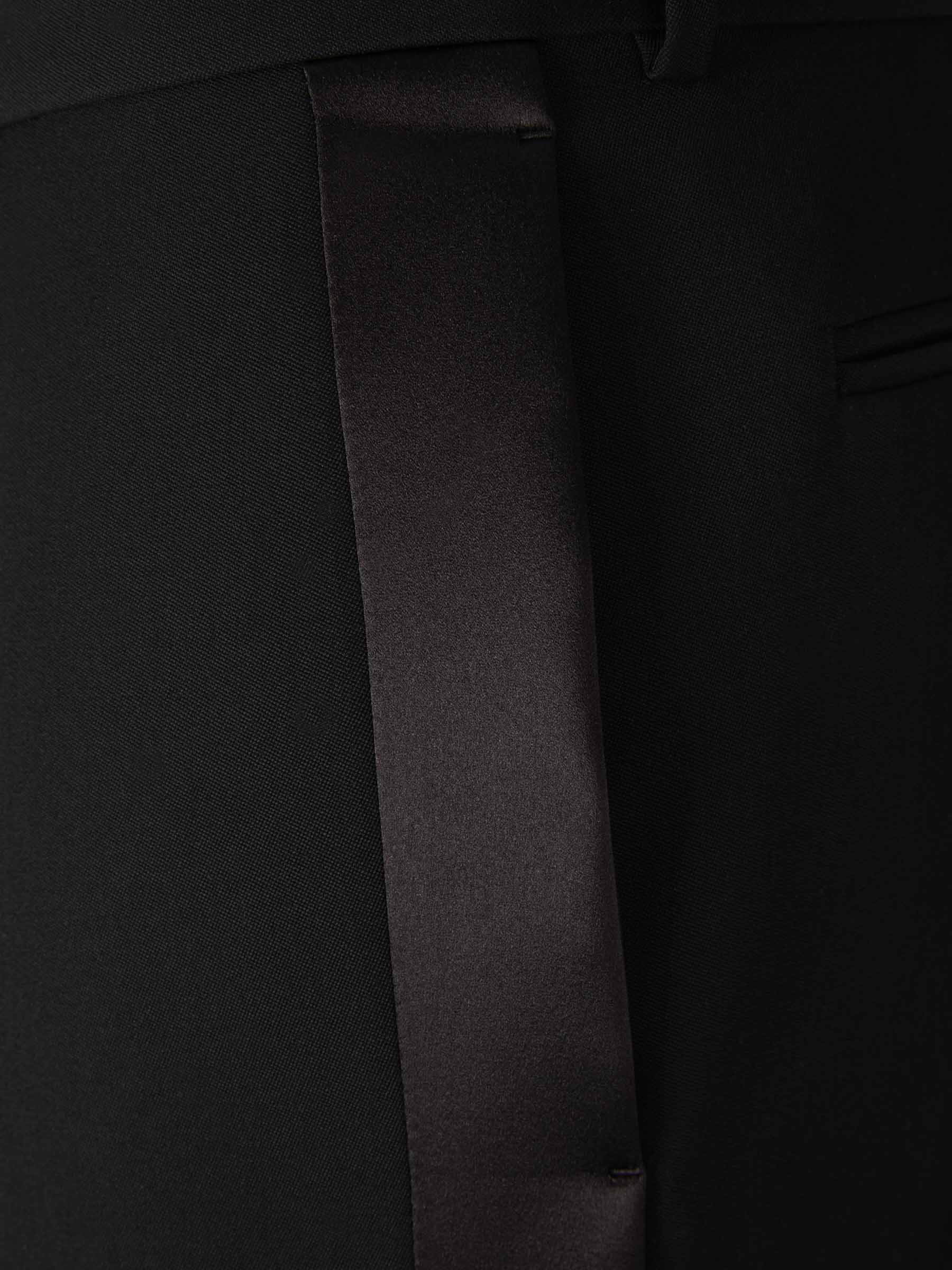 Outlet online Alexander McQueen Hombre Pantalones Franjas Lana color Negro sku 521-002897 01 - Foto 4