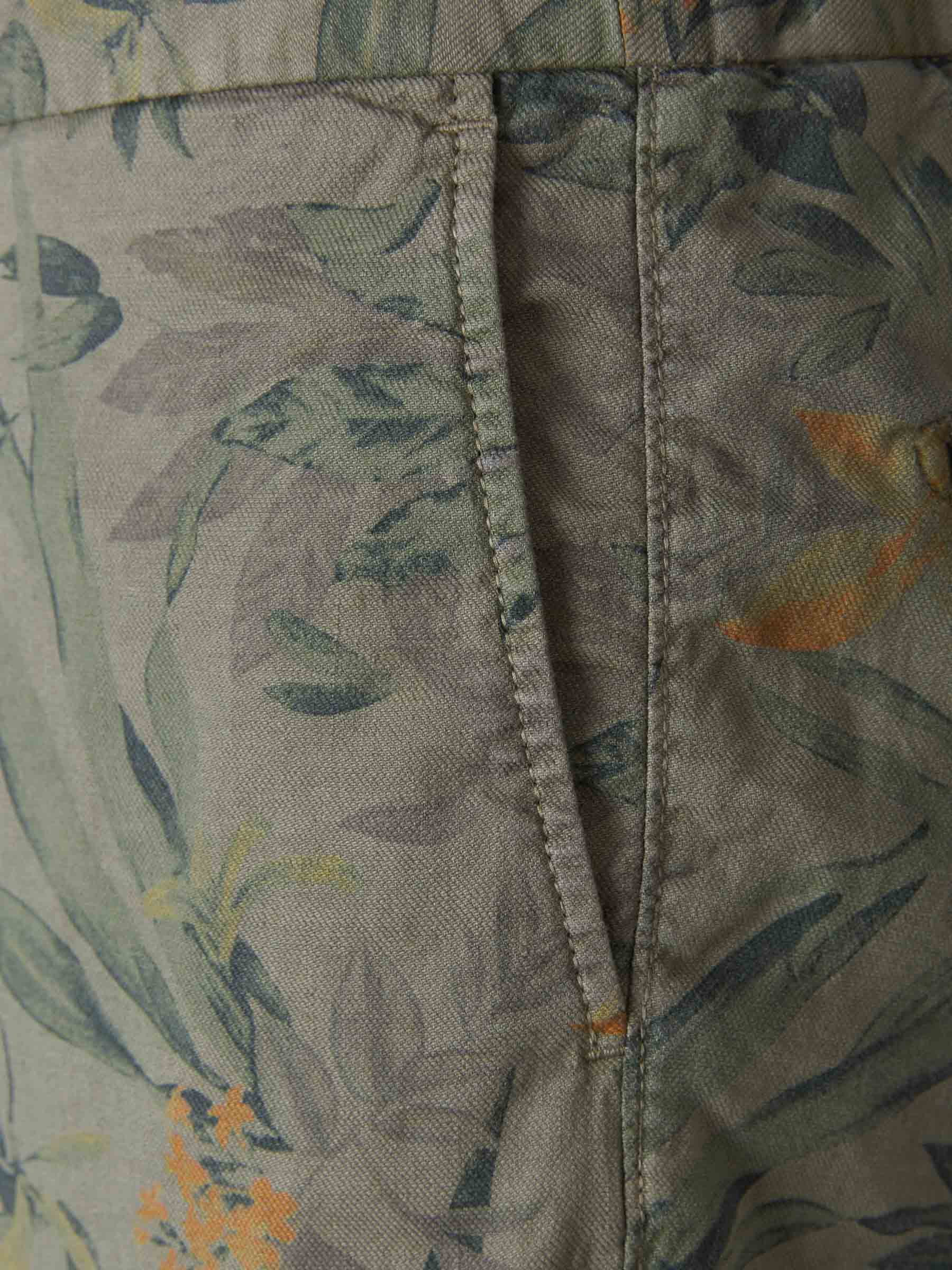 Incotex Slacks Bermudas Estampado Floral color Verde Militar sku 523-000660 01 - Foto 3