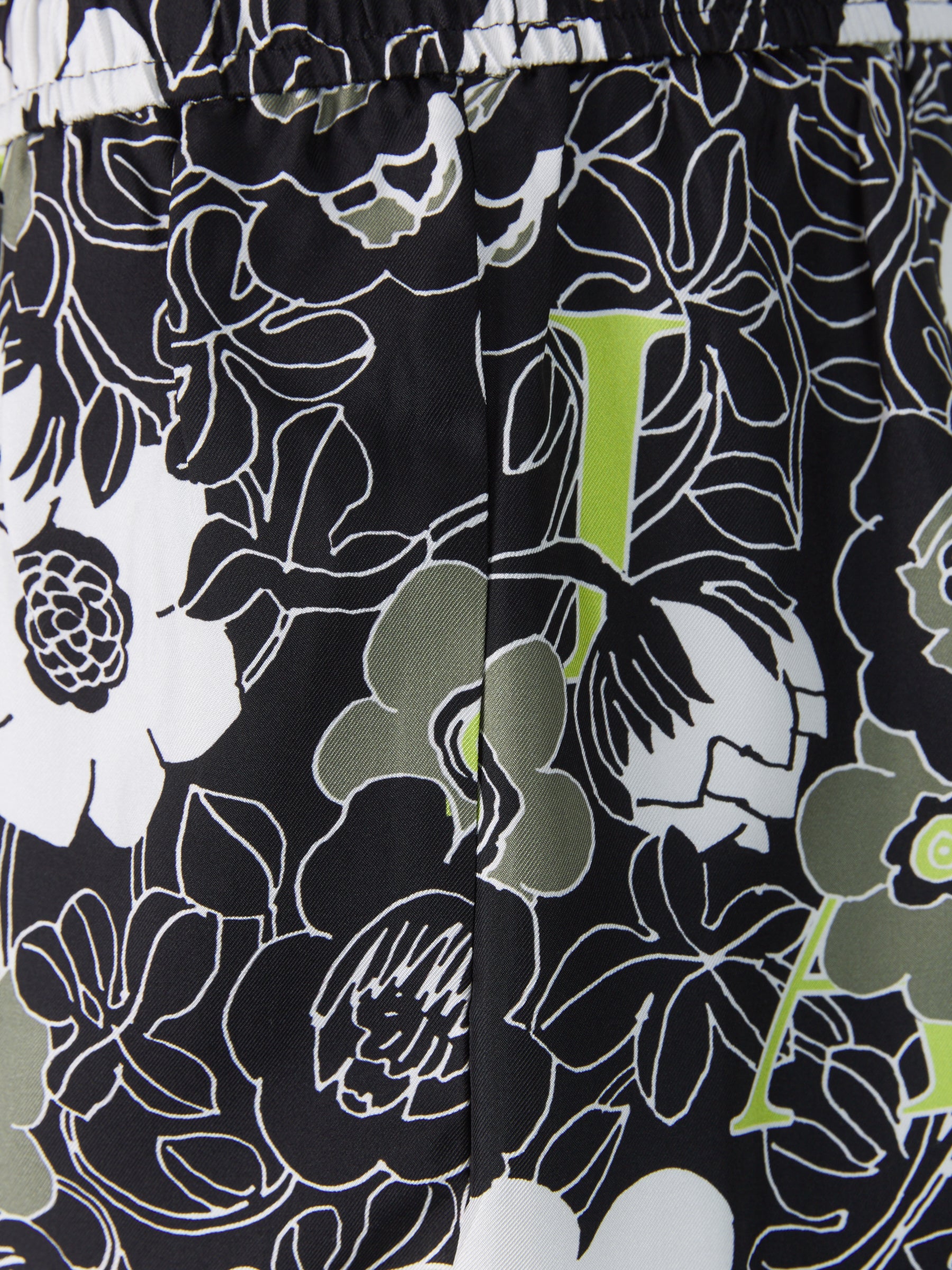 Amiri Bermudas Estampado Floral color Negro sku 523-000715 01 - Foto 3