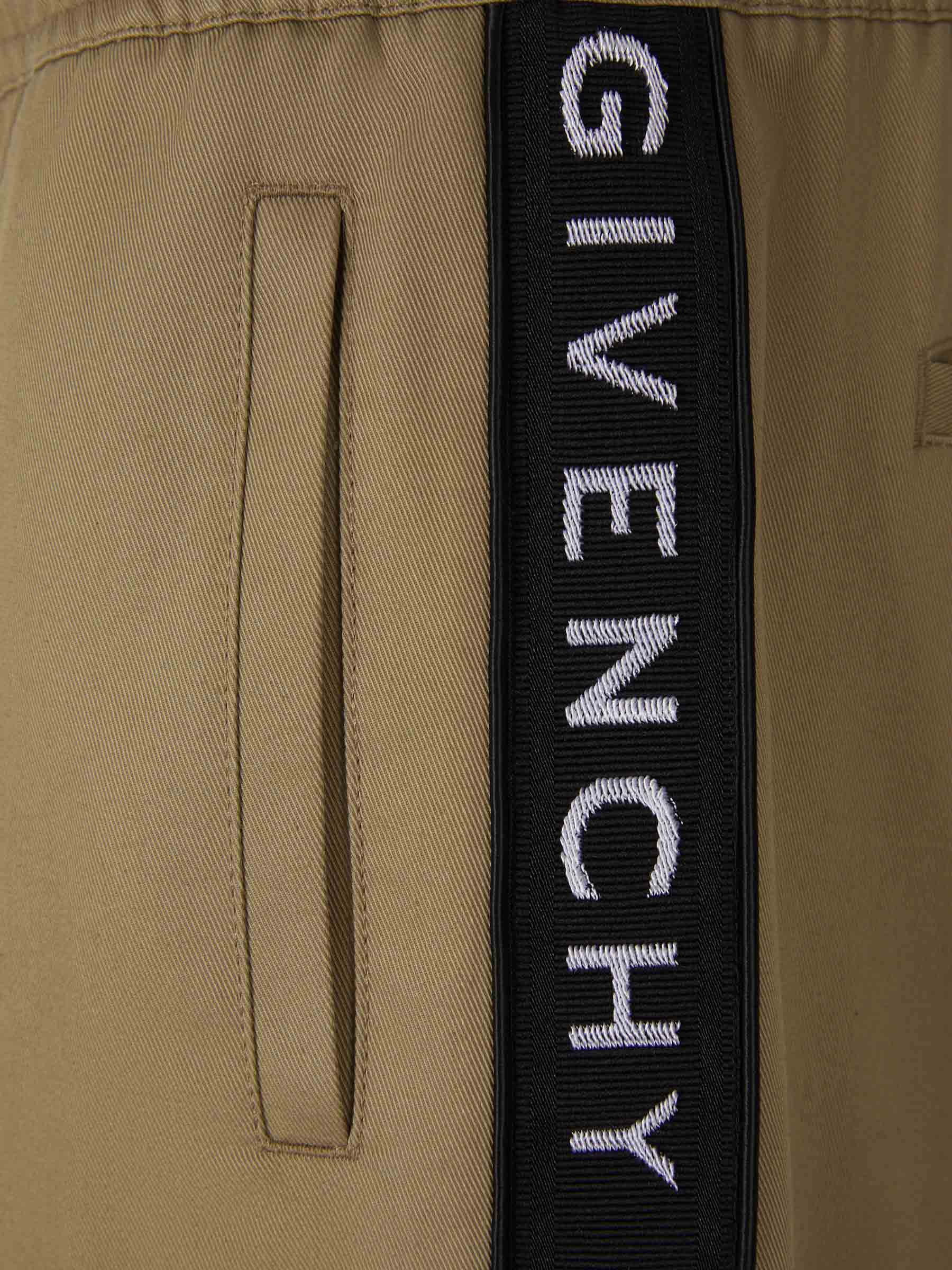 Givenchy Bermudas Franjas Logo color Verde Militar sku 523-000783 01 - Foto 4