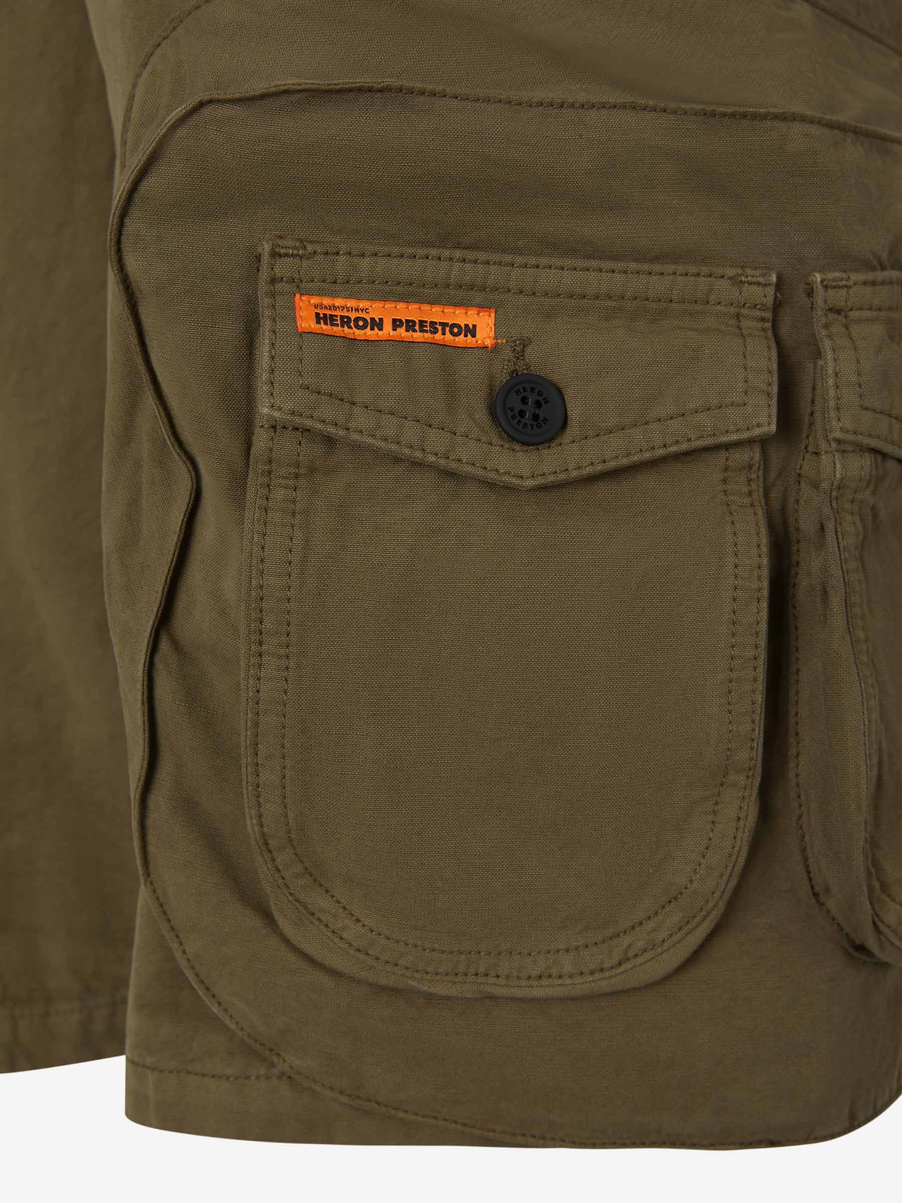 Heron Preston Bermudas Canvas Cargo color Verde Militar sku 523-000793 01 - Foto 6