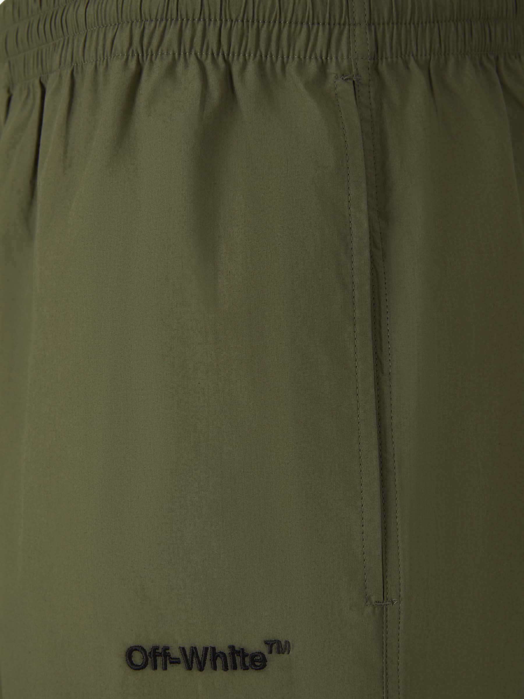 Off-White Bermudas Arrow Algodón color Verde Militar sku 523-000837 02 - Foto 9