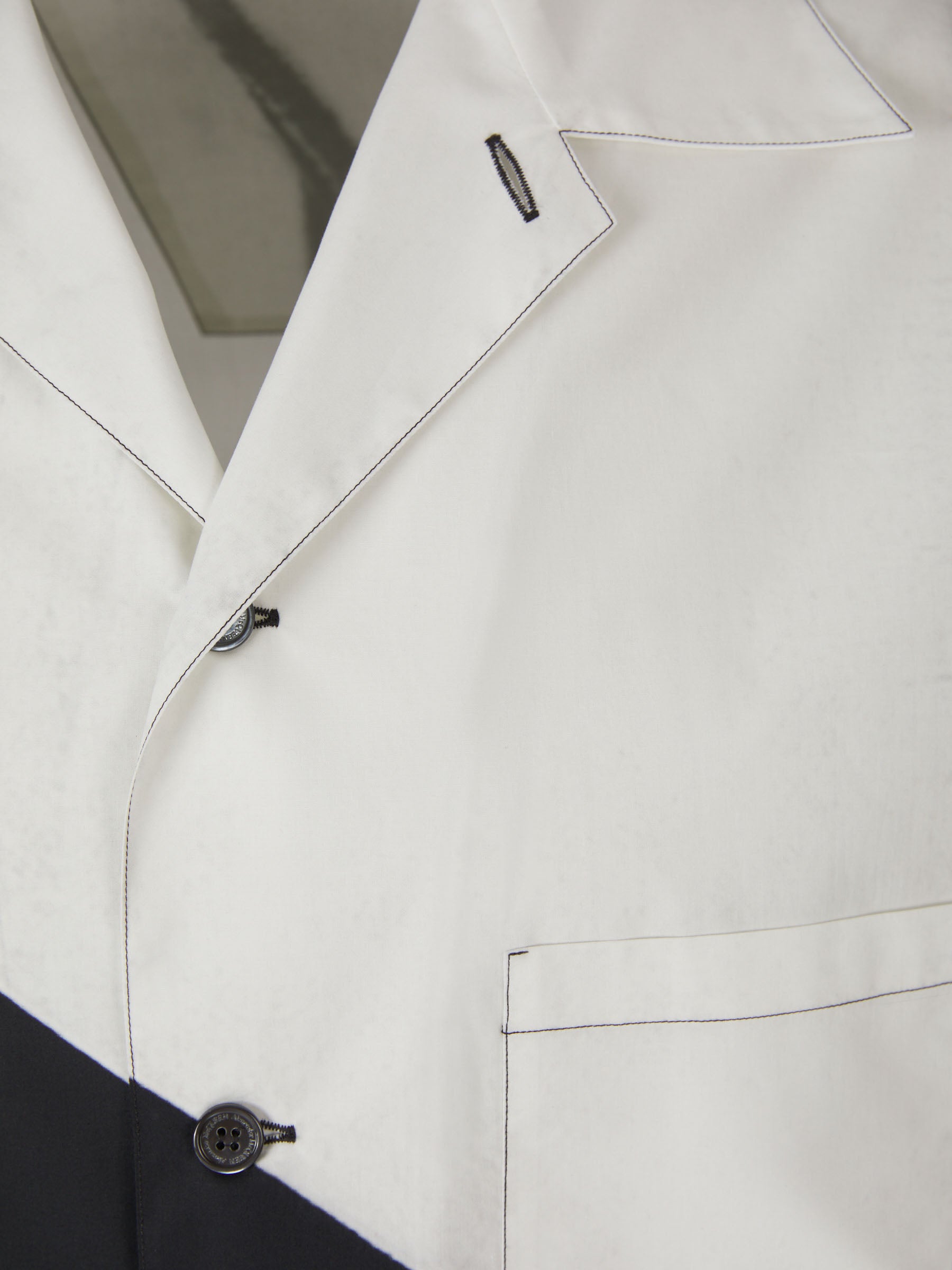 Alexander McQueen Camisa Motivo Asimétrico color Negro sku 532-000474 01 - Foto 3