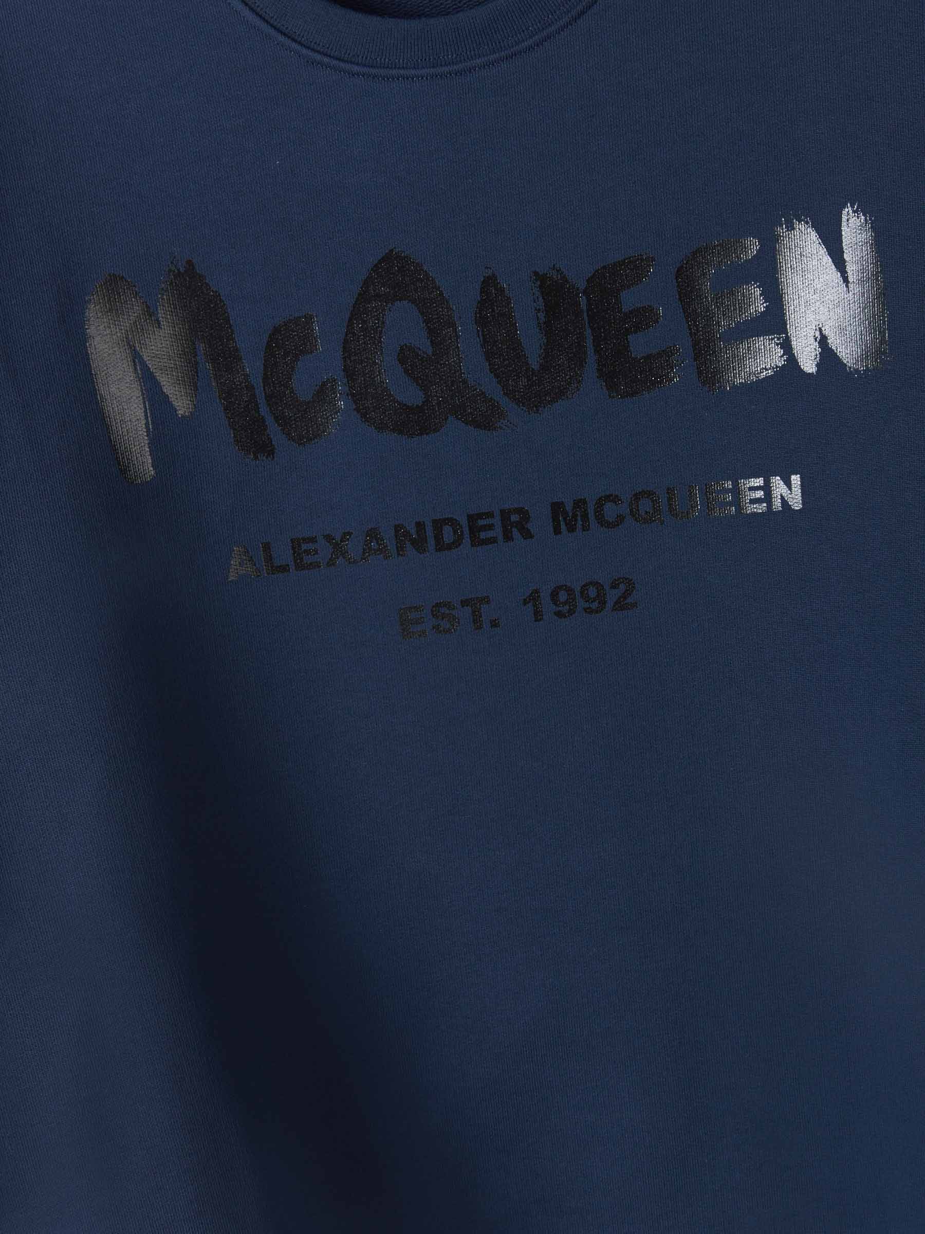 Outlet online Alexander McQueen Hombre Sudadera Logo Graffiti color Azul Noche sku 545-000950 01 - Foto 4
