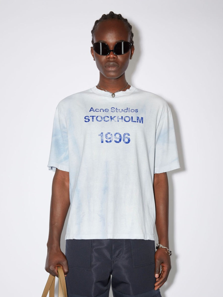 Acne Studios Camiseta Logo Stockolm color Azul Cielo sku 553-002793 00 - Foto 5