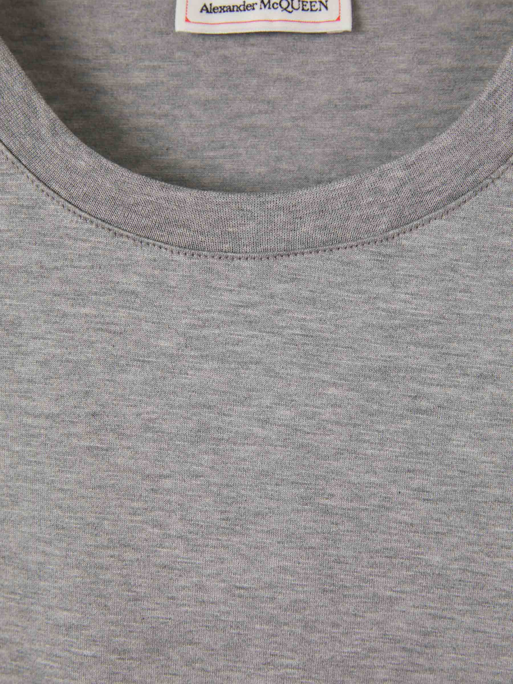 Alexander McQueen Camiseta Logo Bordado color Rosa sku 553-003190 02 - Foto 3