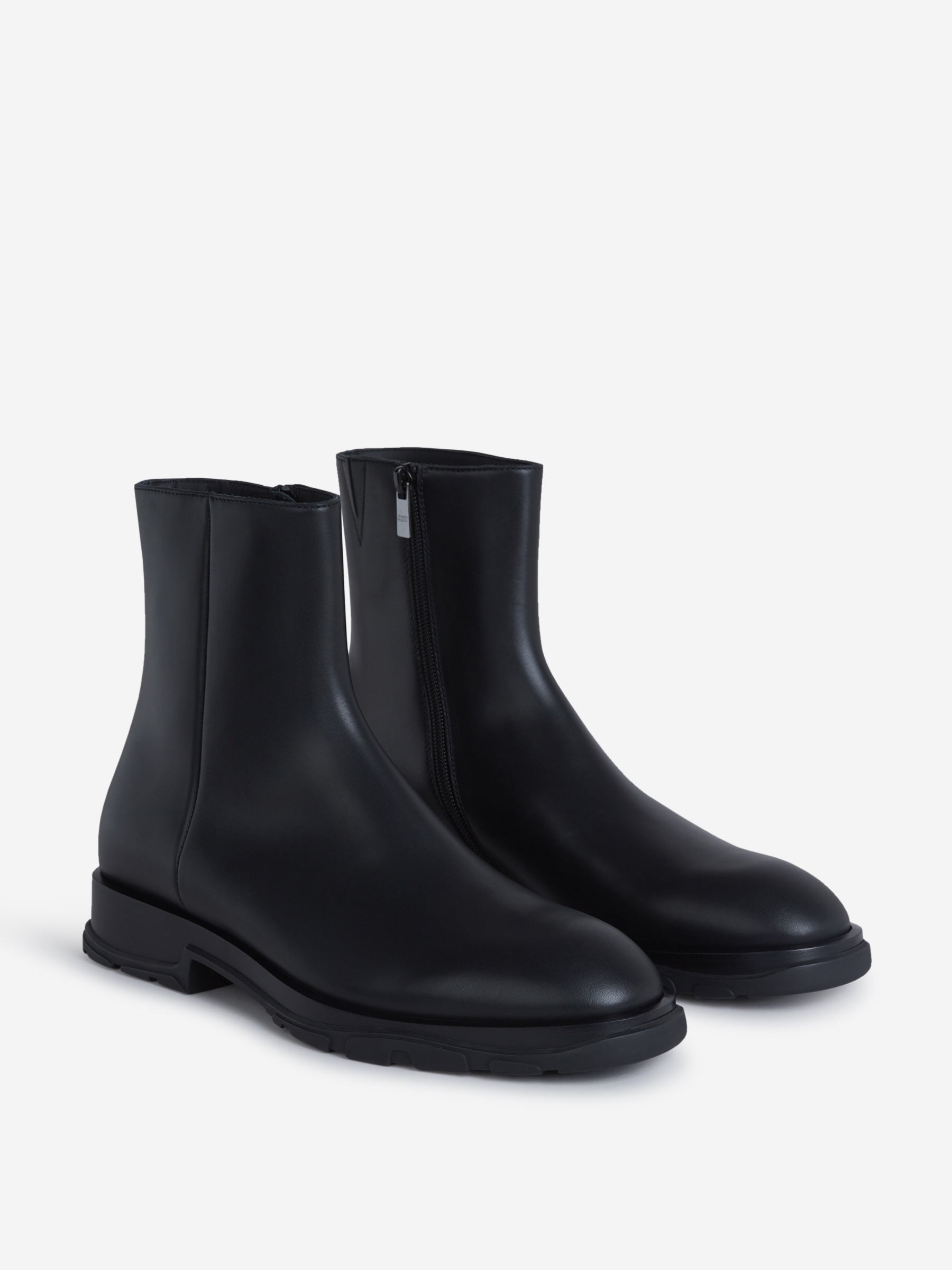 Alexander McQueen Botas Slim Tread color Negro sku 611-003884 01 - Foto 2