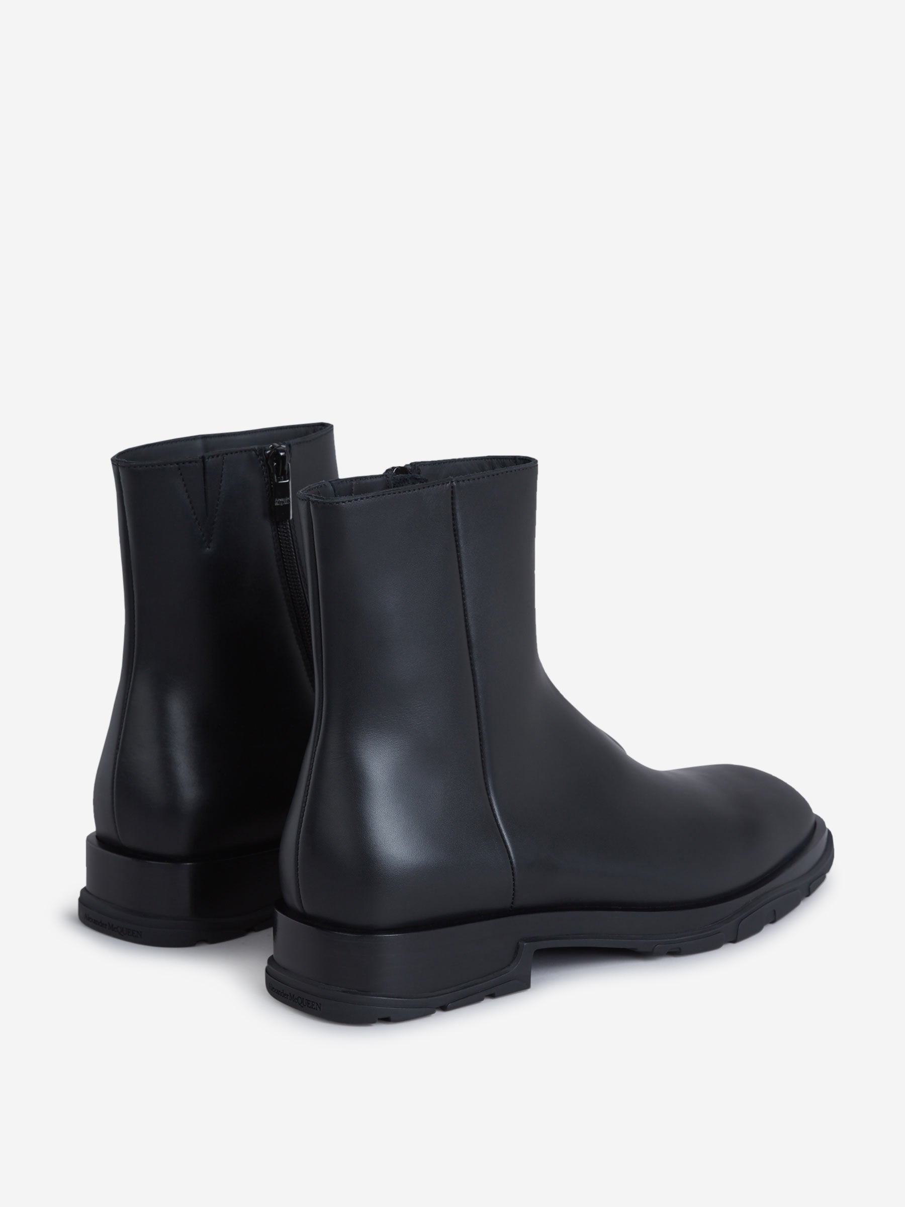 Alexander McQueen Botas Slim Tread color Negro sku 611-003884 01 - Foto 3