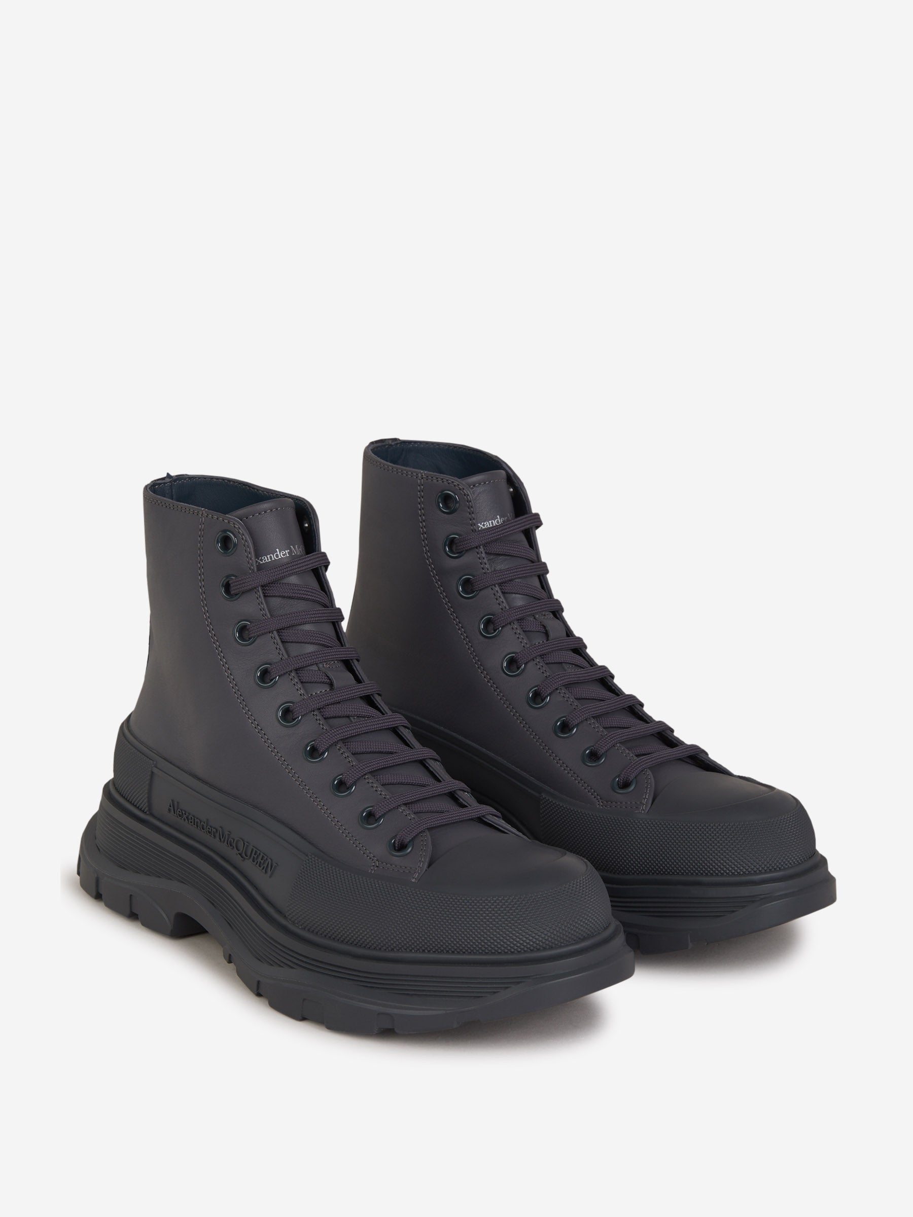 Alexander McQueen Botas Tread Slick color Gris Antracita sku 611-003977 00 - Foto 2