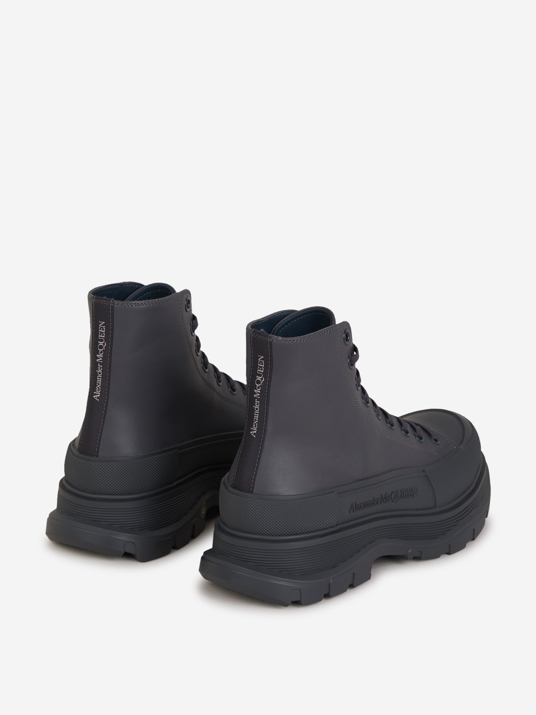 Alexander McQueen Botas Tread Slick color Gris Antracita sku 611-003977 00 - Foto 3